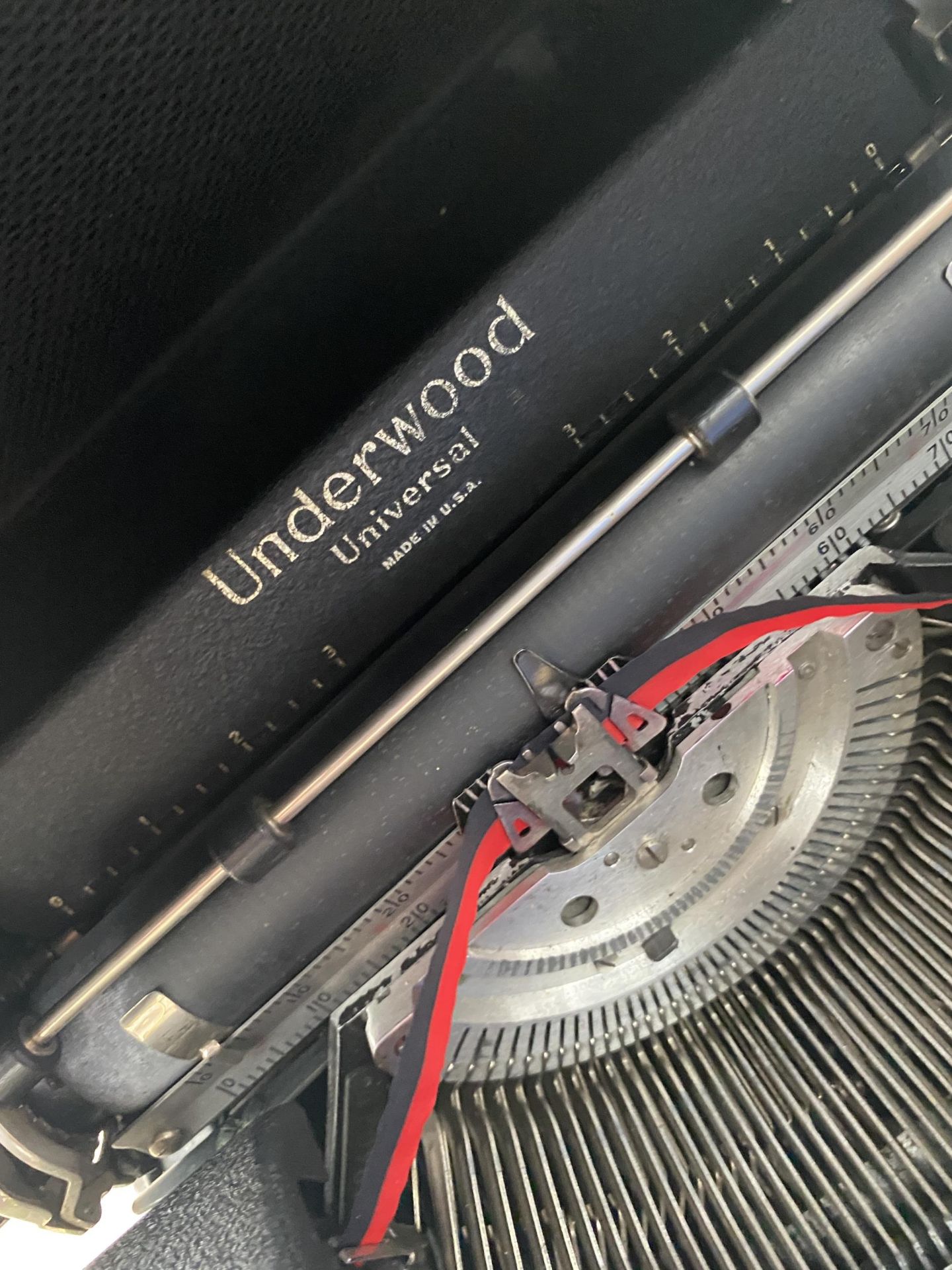 A VINTAGE CASED UNDERWOOD UNIVERSAL U.S.A TYPEWRITER - Image 2 of 3