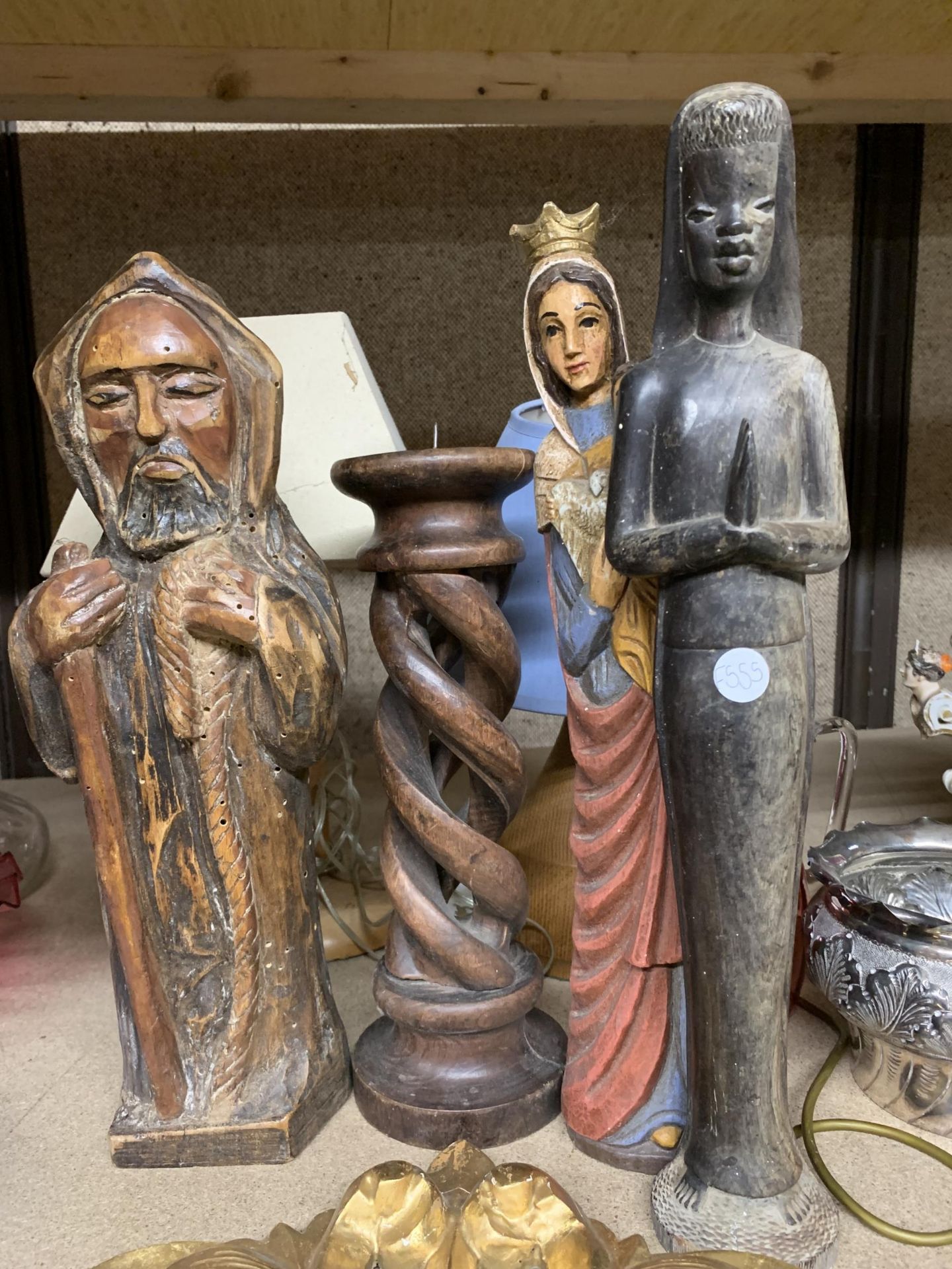 A MIXED LOT TO INCLUDE RELIGIOUS CARVED FIGURES, A LARGE BARLEY TWIST WOODEN CANDLESTICK, TABLE - Image 2 of 4