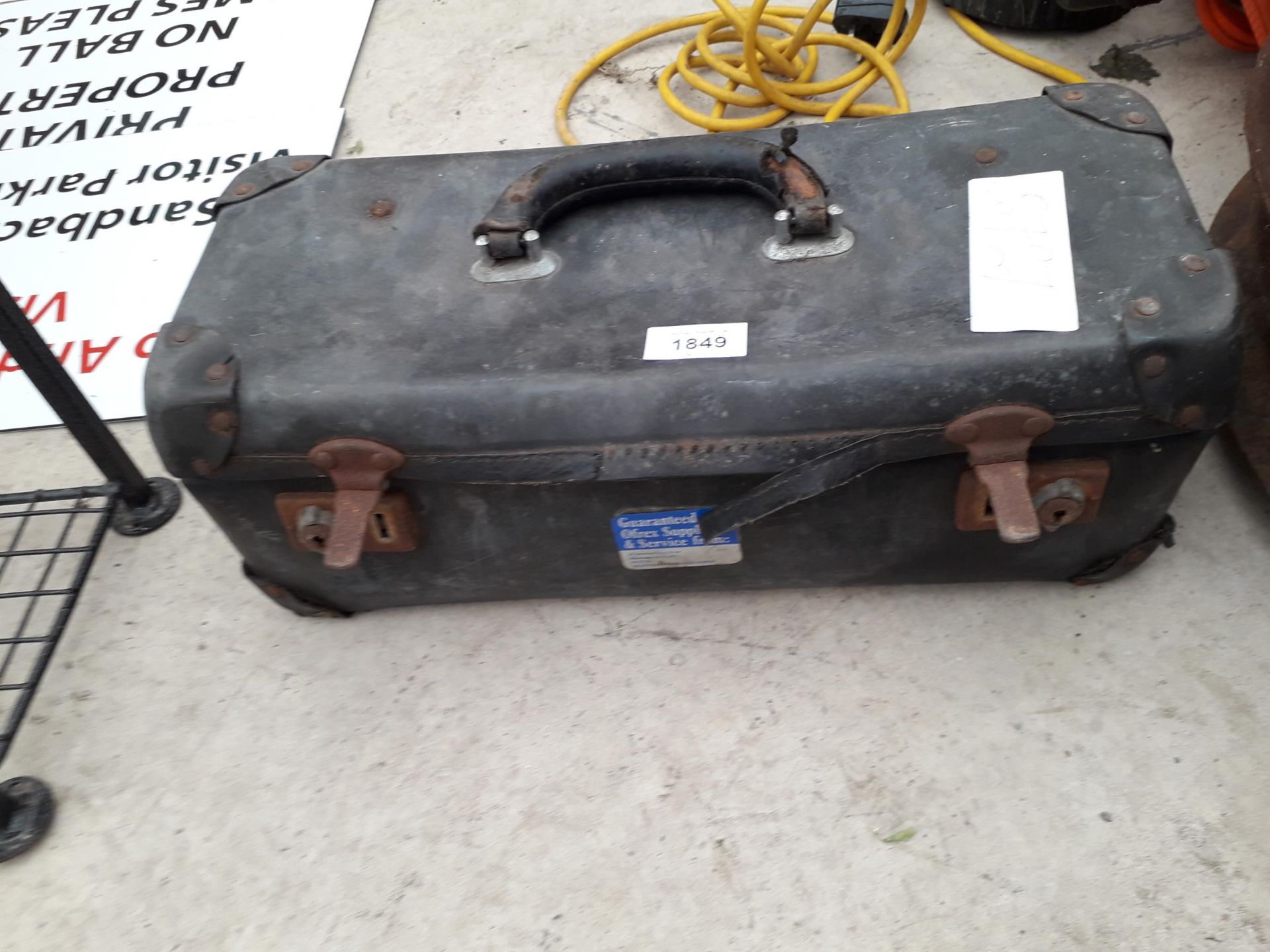 A TOOL BAG CONTAINING VARIOUS HAMMERS, SPANNERS, ETC - Bild 3 aus 3