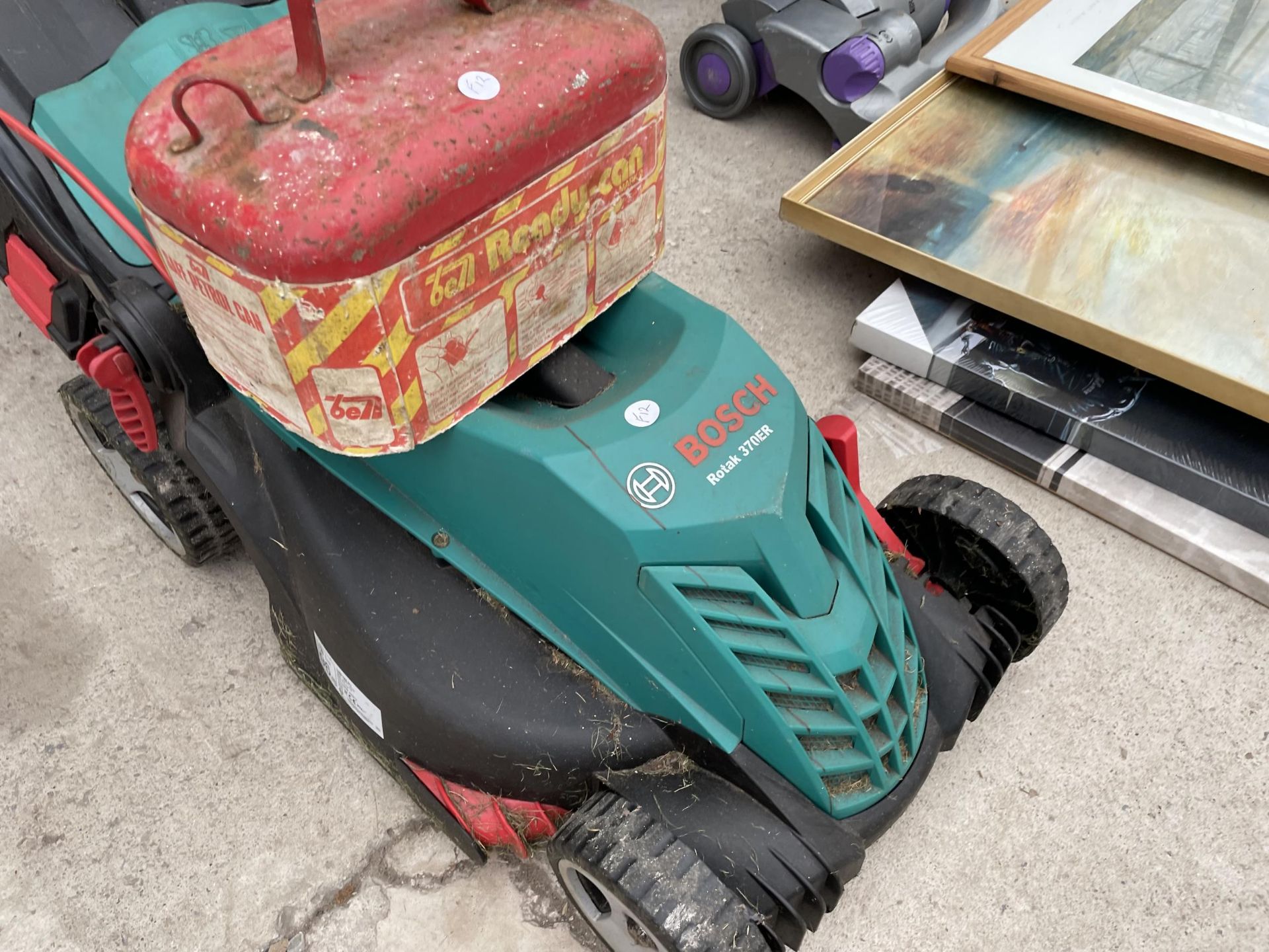 AN ELECTRIC BOSCH ROTAK 370ER LAWN MOWER WITH GRASS BOX AND A FUEL CAN - Image 2 of 2