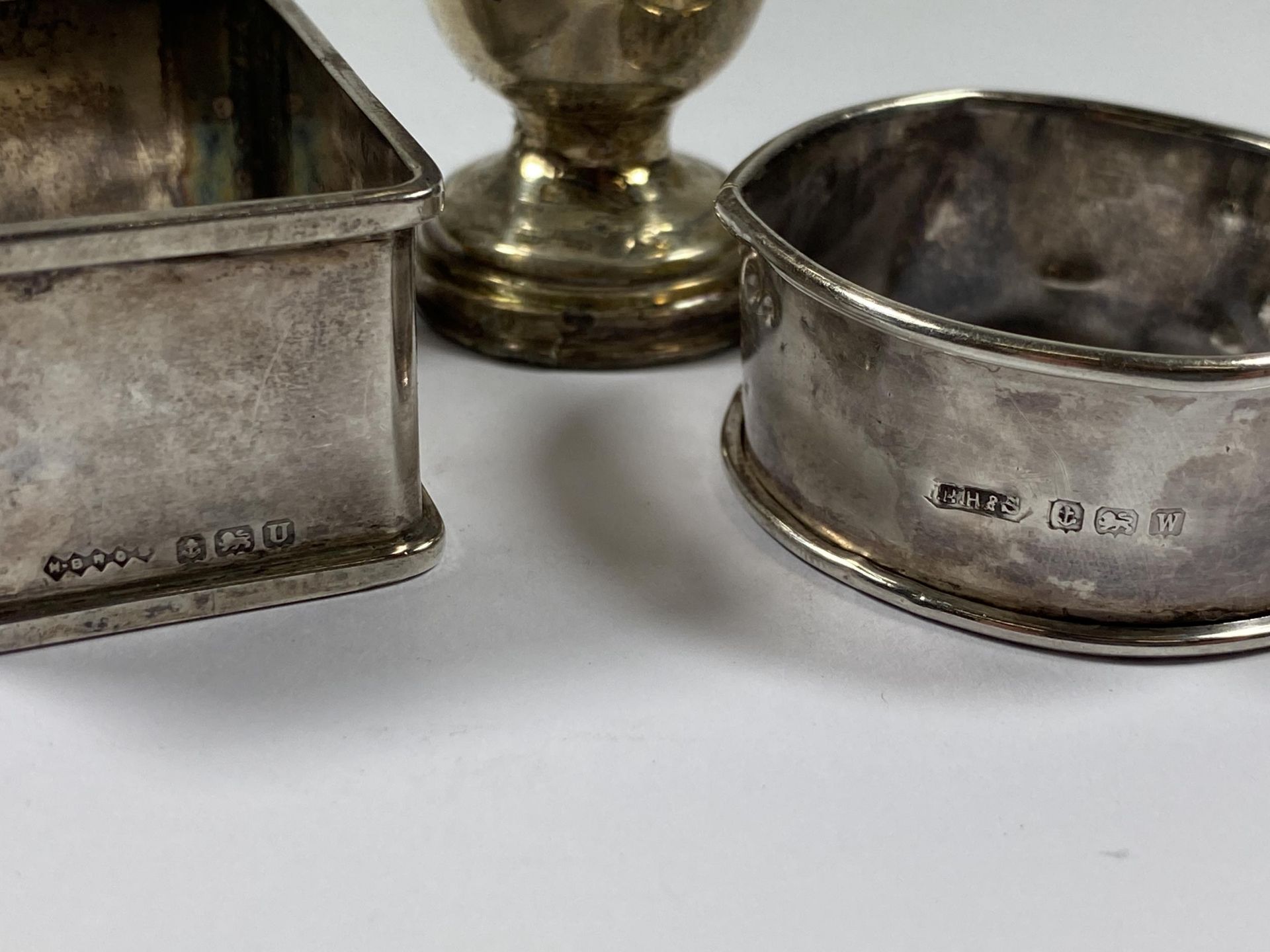 A GROUP OF THREE HALLMARKED SILVER ITEMS COMPRISING TWO NAPKIN RINGS AND A TWIN HANDLED SUGAR SHAKER - Image 2 of 3