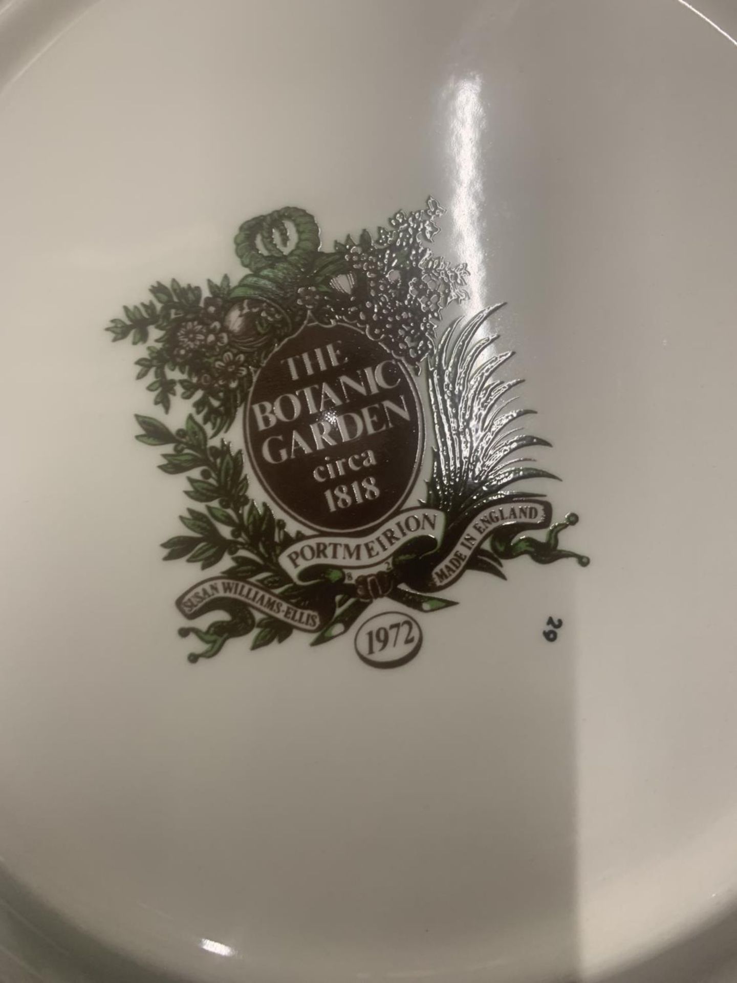 A LARGE QUANTITY OF PORTMEIRION 'BOTANIC GARDEN' AND 'POMONA' DINNERWARE TO INCLUDE PLATES, CUPS, - Image 6 of 6