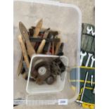 A LARGE QUANTITY OF ASSORTED WIRE BRUSHES