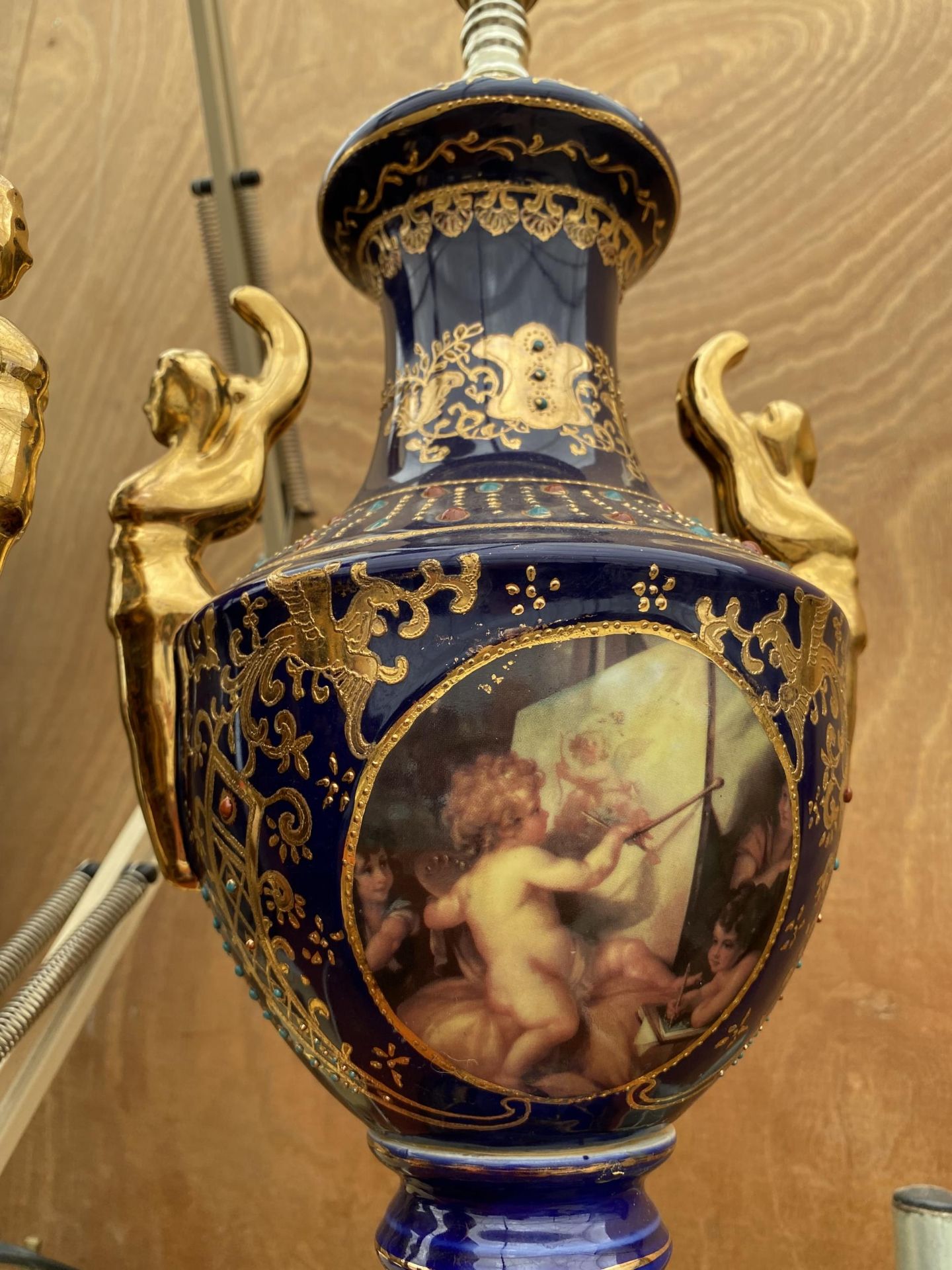 A PAIR OF BLUE CERAMIC ORIENTAL STYLE TABLE LAMPS WITH CHERUB DESIGN - Bild 4 aus 5