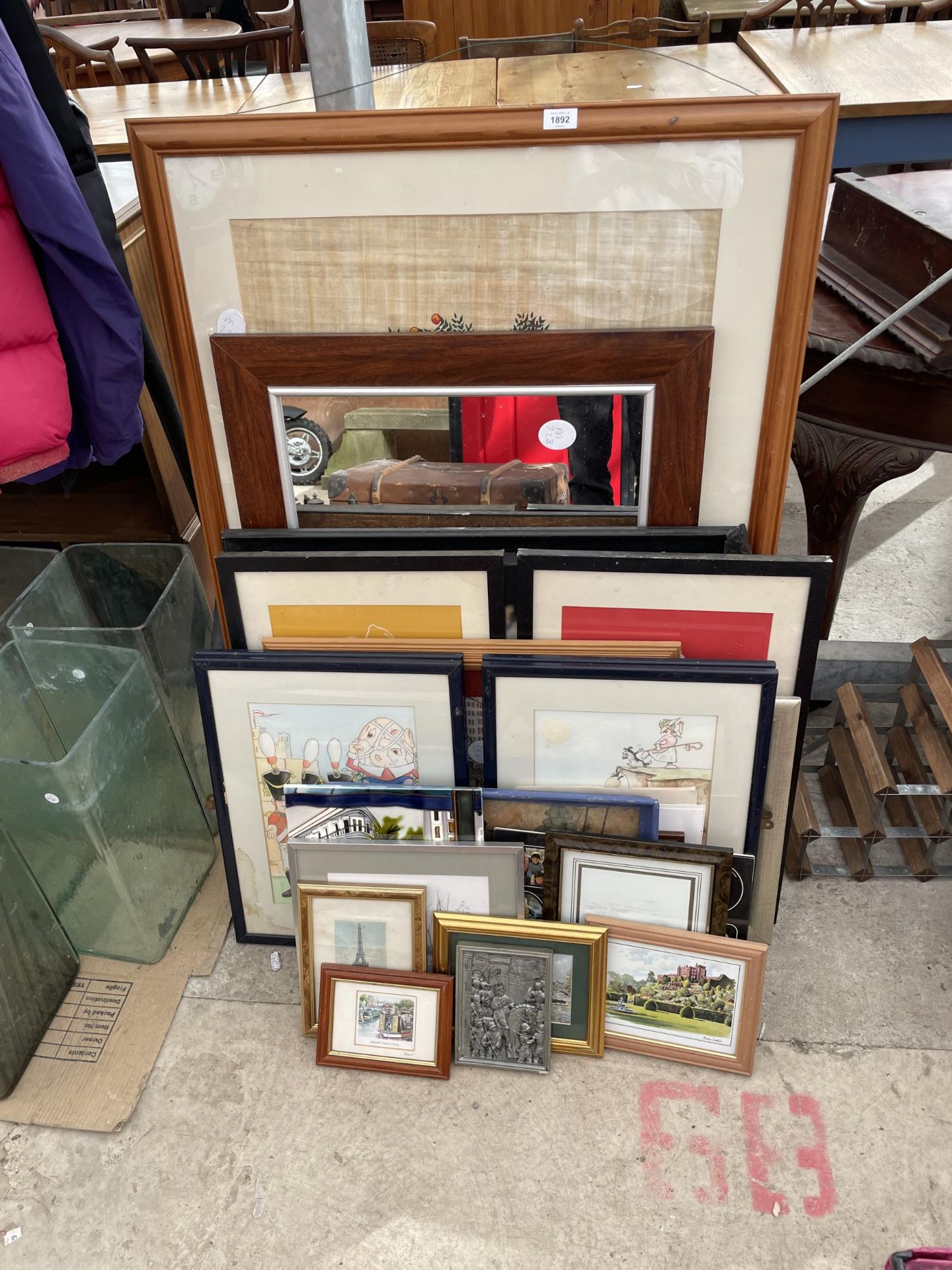 AN ASSORTMENT OF FRAMED PRINTS AND PICTURES