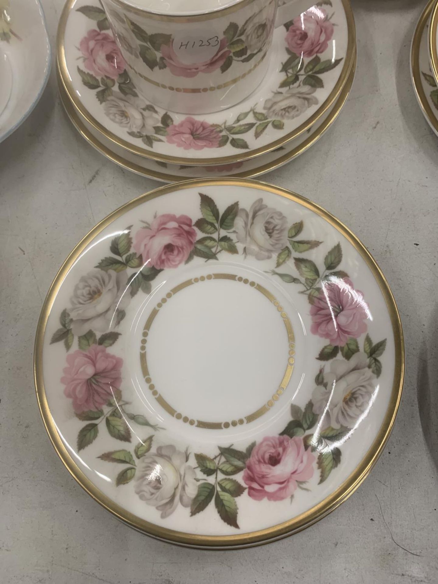 A ROYAL WORCESTER 'ROYAL GARDEN' TEASET TO INCLUDE A CAKE PLATE, CREAM JUG, SUGAR BOWL, CUPS, - Image 3 of 6