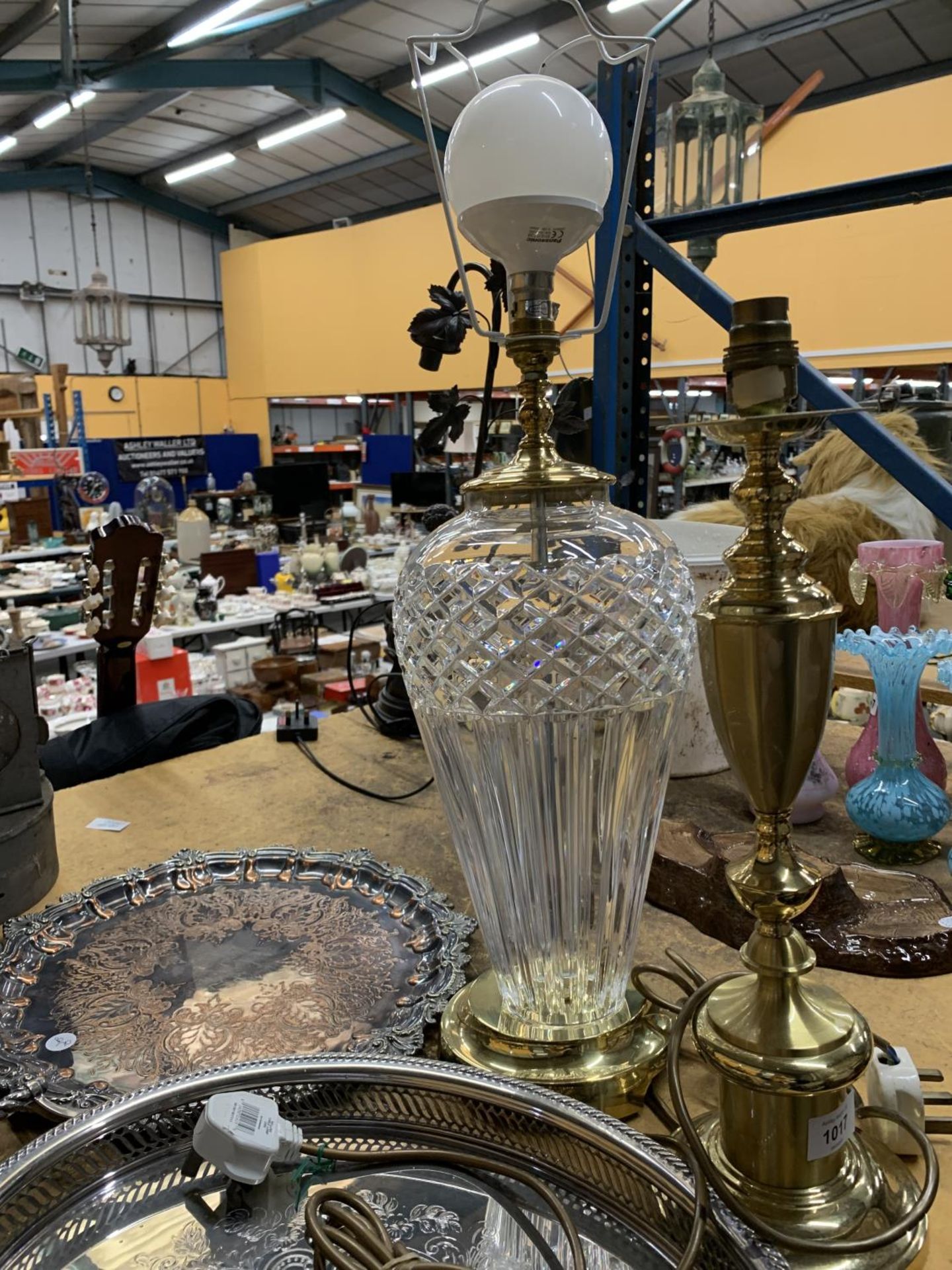 A LARGE CRYSTAL LAMP BASE TOGETHER WITH A BRASS LAMP BASE AND TWO SILVER PLATE TRAYS - Image 3 of 4