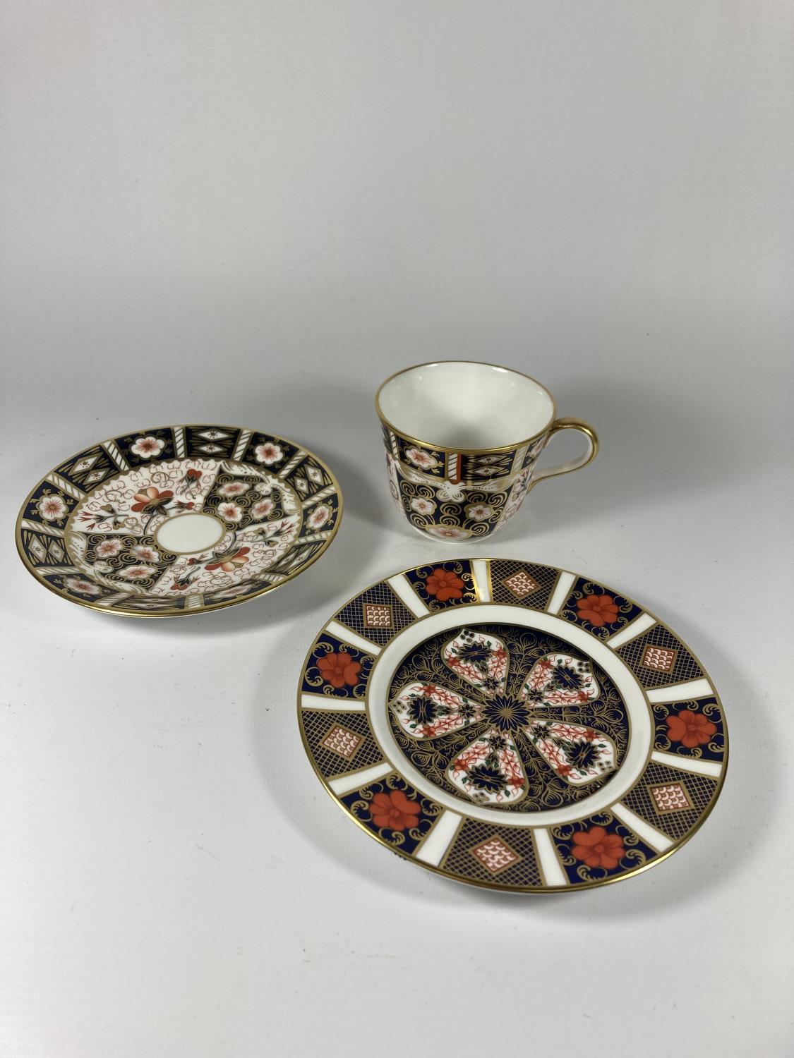 A ROYAL CROWN DERBY IMARI TRIO - Image 2 of 3