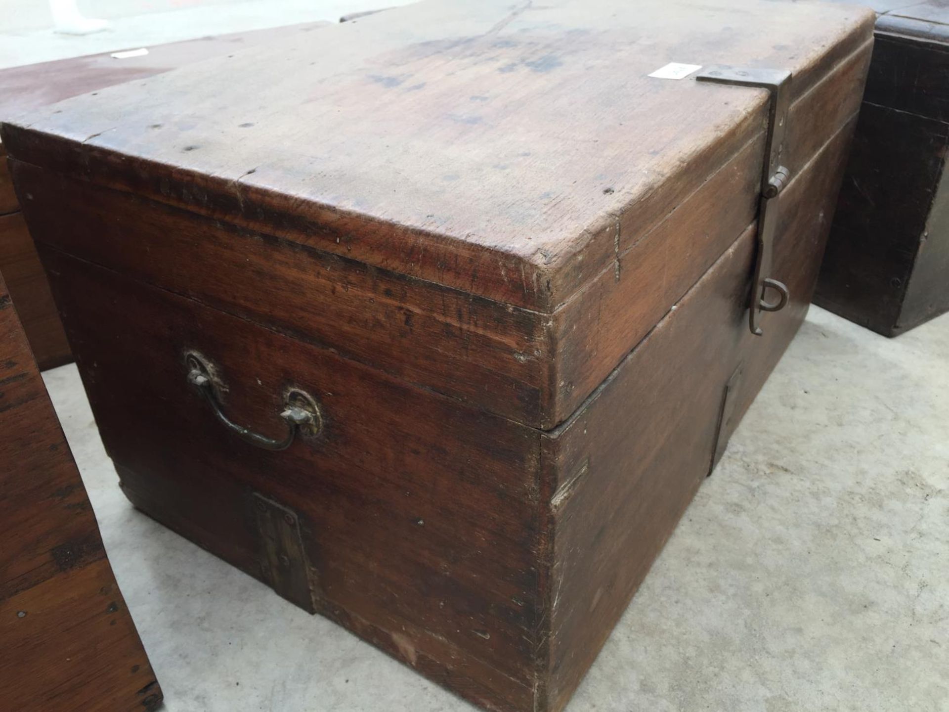 AN INDIAN HARDWOOD WRITING BOX WITH BRASS FITTINGS, 22" WIDE - Image 2 of 4