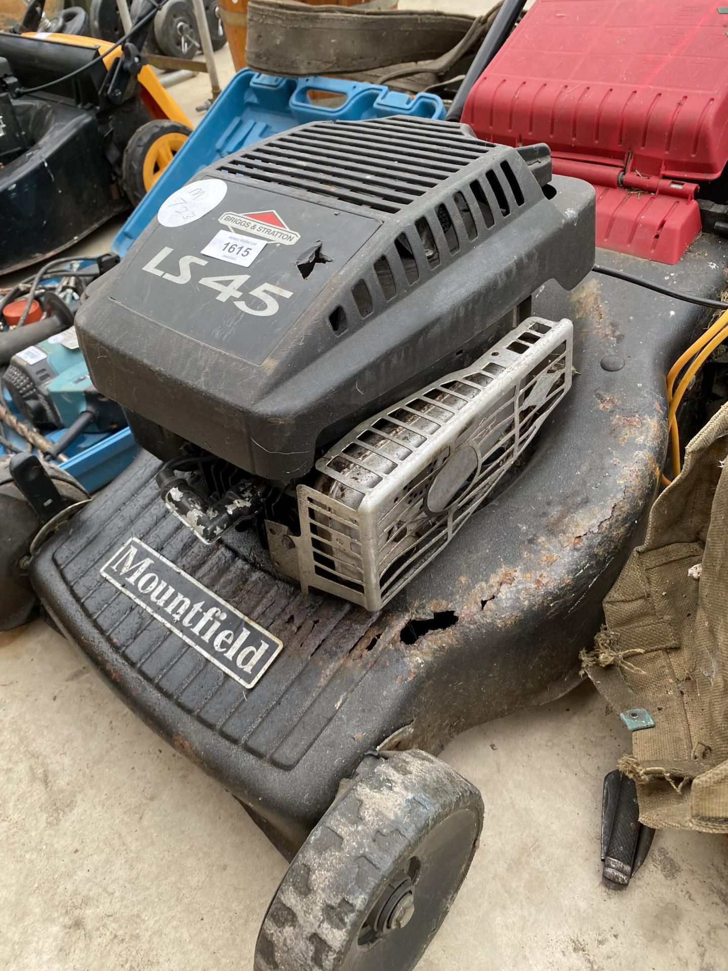 A MOUNTFIELD LAWN MOWER WITH BRIGGS AND STRATTON PETROL ENGINE - Image 3 of 3