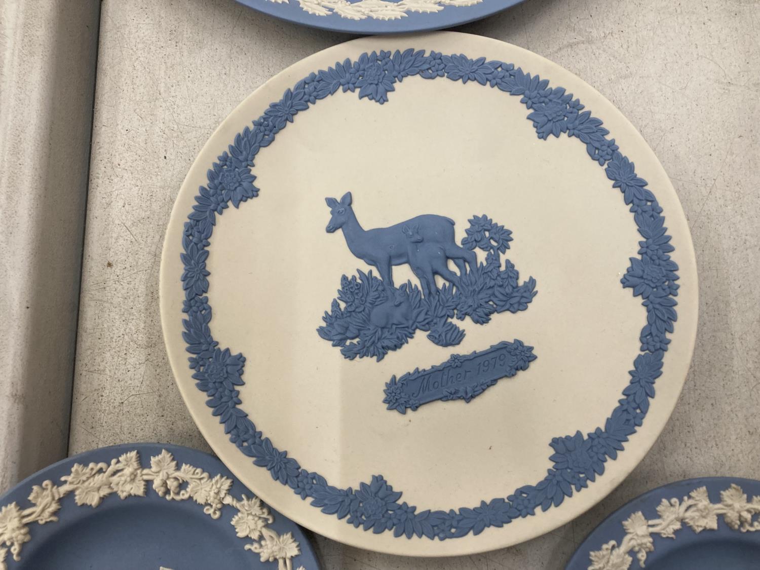 A QUANTITY OF WEDGWOOD JASPERWARE TO INCLUDE A WHITE PLATE WITH A BLUE DEER DECORATION, VASE, PIN - Image 4 of 6