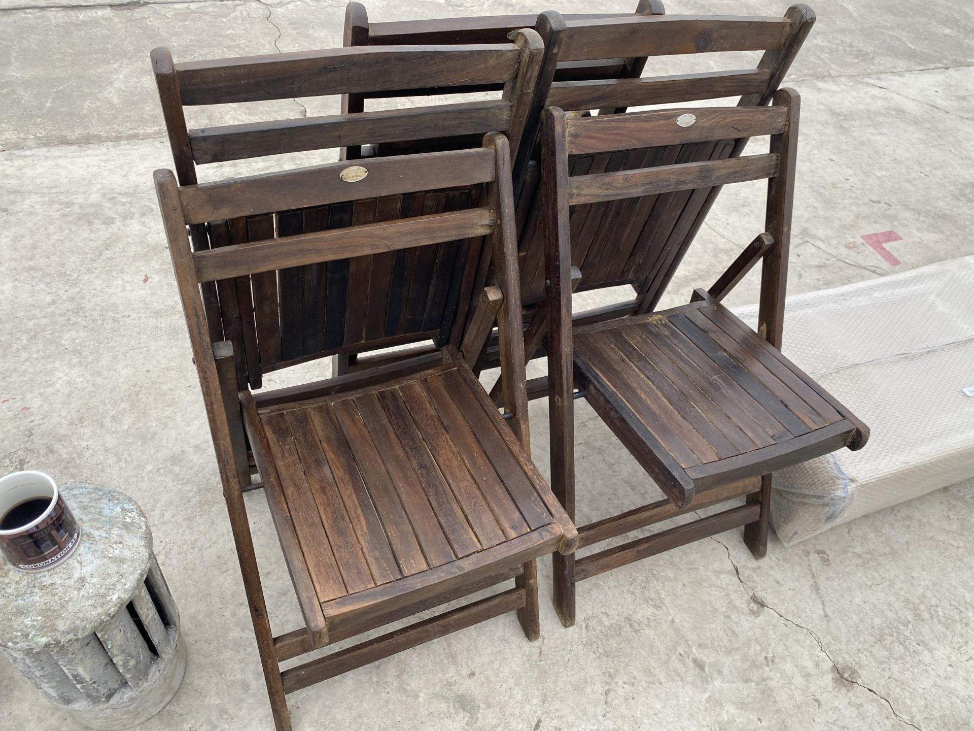 A BOXED AS NEW SET OF FIVE VINTAGE WOODEN FOLDING GARDEN CHAIRS (IMAGE SHOWS UNBOXED EXAMPLES)