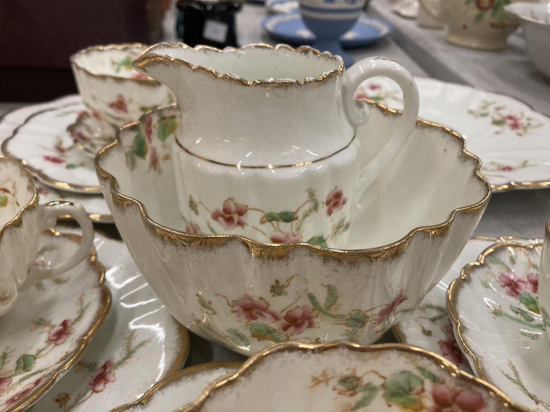 AN ANTIQUE DIAMOND CHINA TEASET TO INCLUDE A LARGE NUMBER OF TRIOS, TWO CAKE PLATES, A CREAM JUG AND - Image 5 of 6