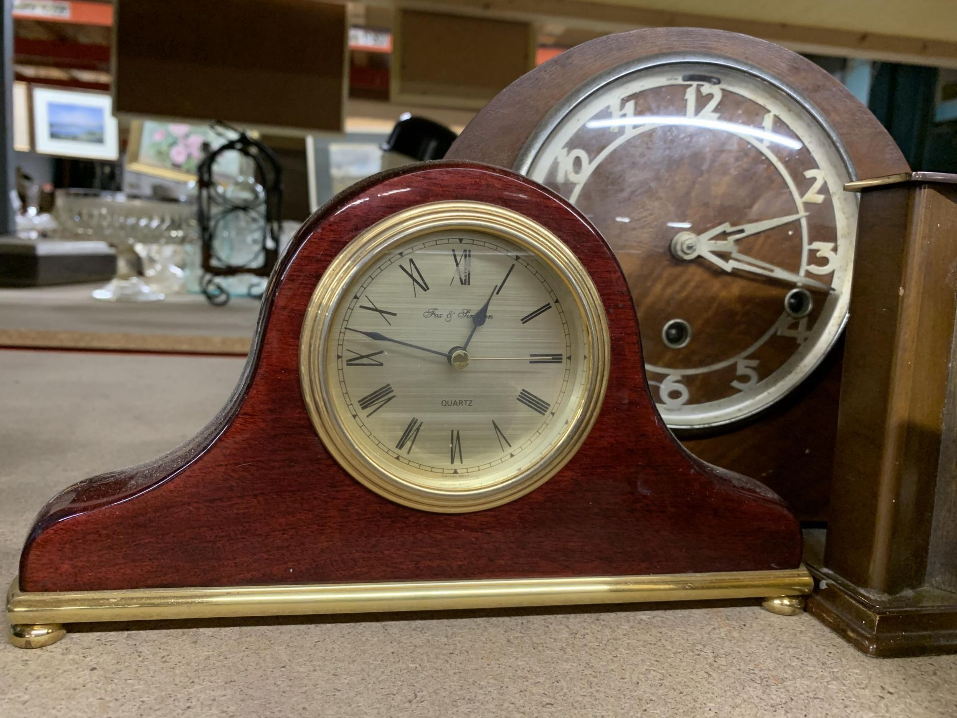 SIX VINTAGE CLOCKS AND A BAROMETER TO INCLUDE A METAMEC ROMAN NUMERAL MANTLE CLOCK WITH KIENZLE - Image 3 of 5
