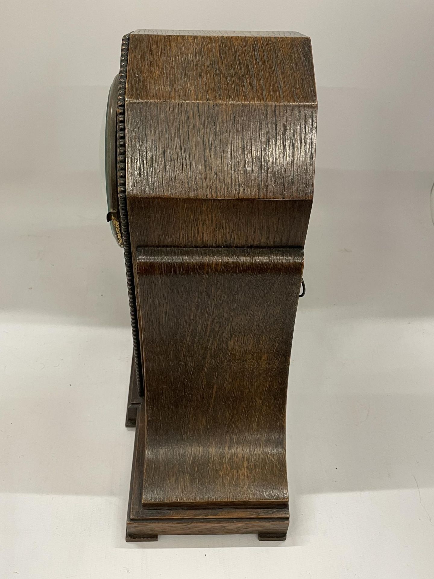 AN EARLY 20TH CENTURY OAK CHIMING MANTLE CLOCK WITH PRESENTATION PLAQUE DATED 1924 - Bild 2 aus 5
