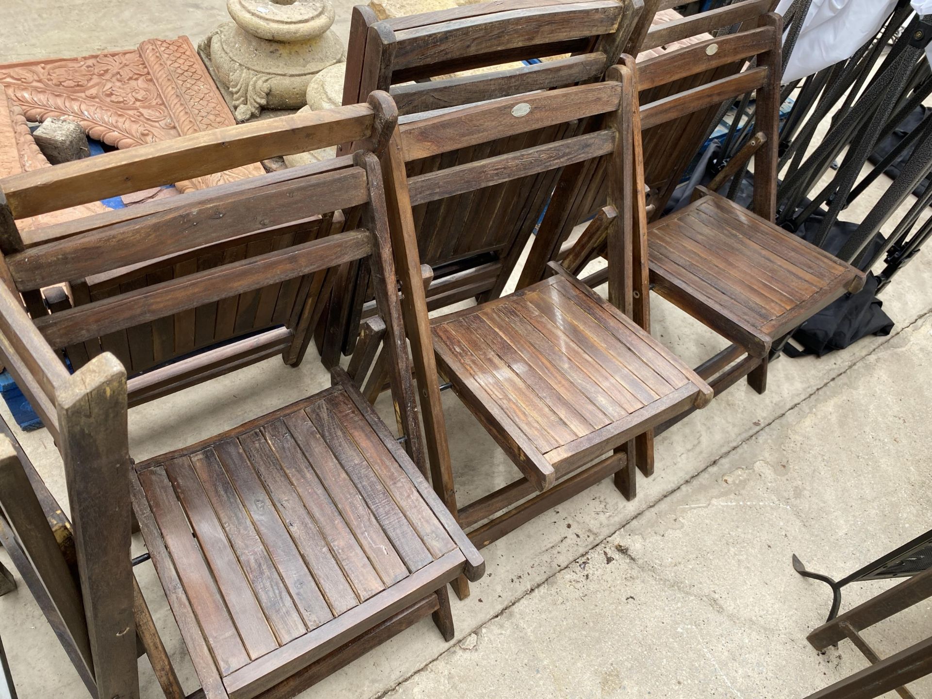 A BOXED AS NEW SET OF FIVE VINTAGE WOODEN FOLDING GARDEN CHAIRS (IMAGE SHOWS UNBOXED EXAMPLES)