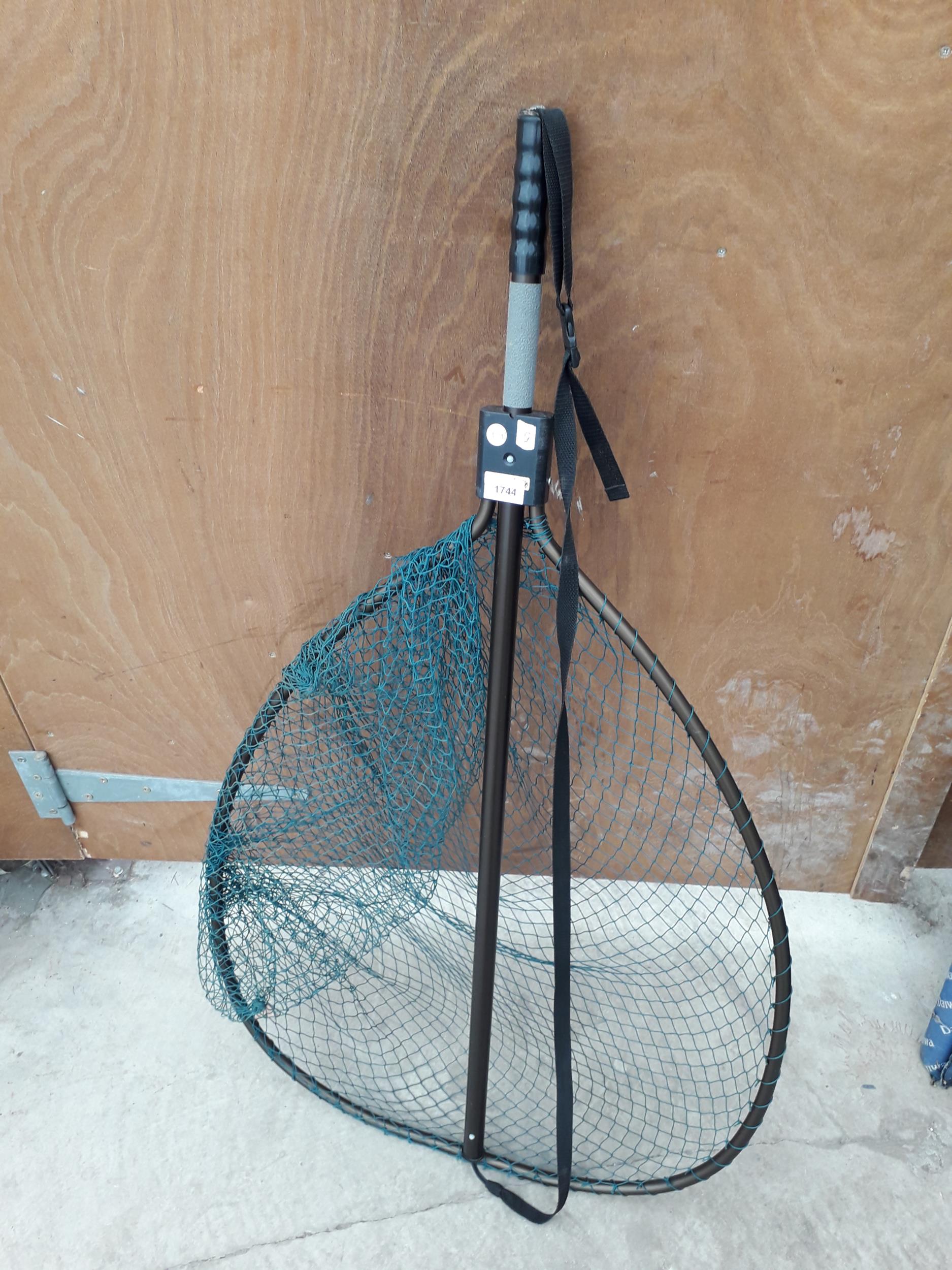 A GYE SALMON FISHING NET BY MCLEAN ANGLING OF NEW ZEALAND IN EXCELLENT CONDITION