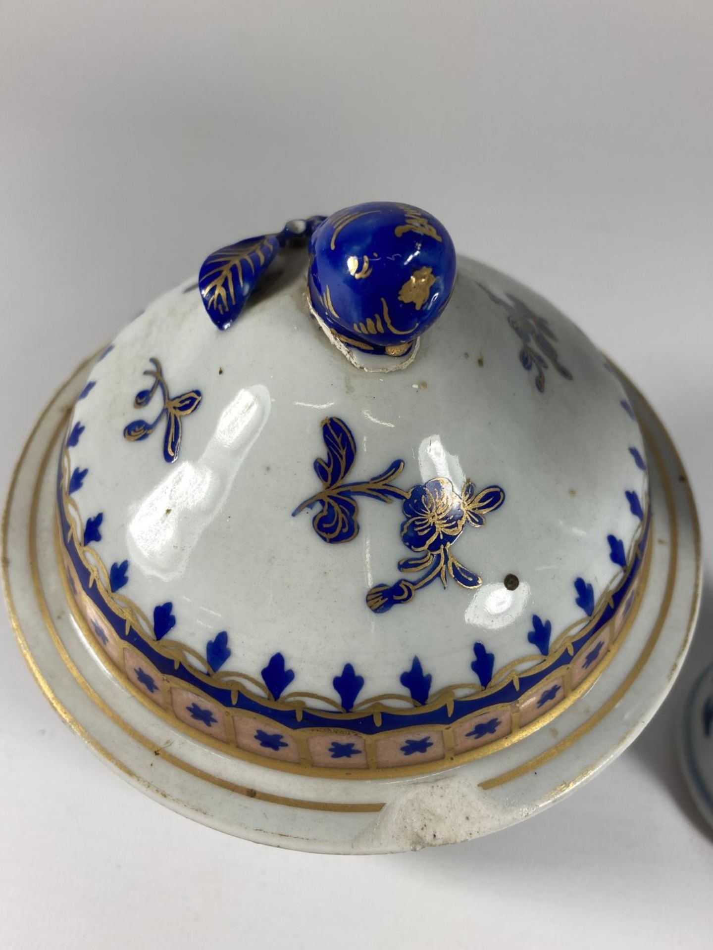 TWO CONTINENTAL PORCELAIN ITEMS TO INCLUDE A LIDDED POT AND SAMSON STYLE TRUMPET VASE, A/F - Image 3 of 4