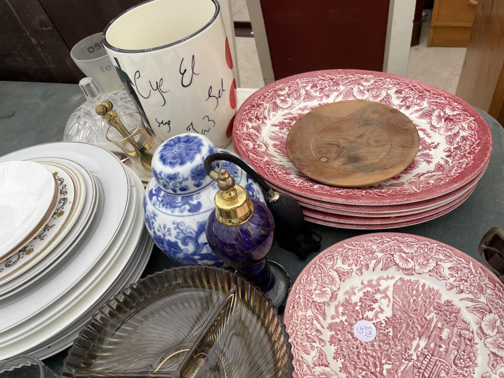 A COLLECTION OF VARIOUS CERAMIC ITEMS TO INCLUDE, PLATES, GINGER JAR, ETC - Image 2 of 2
