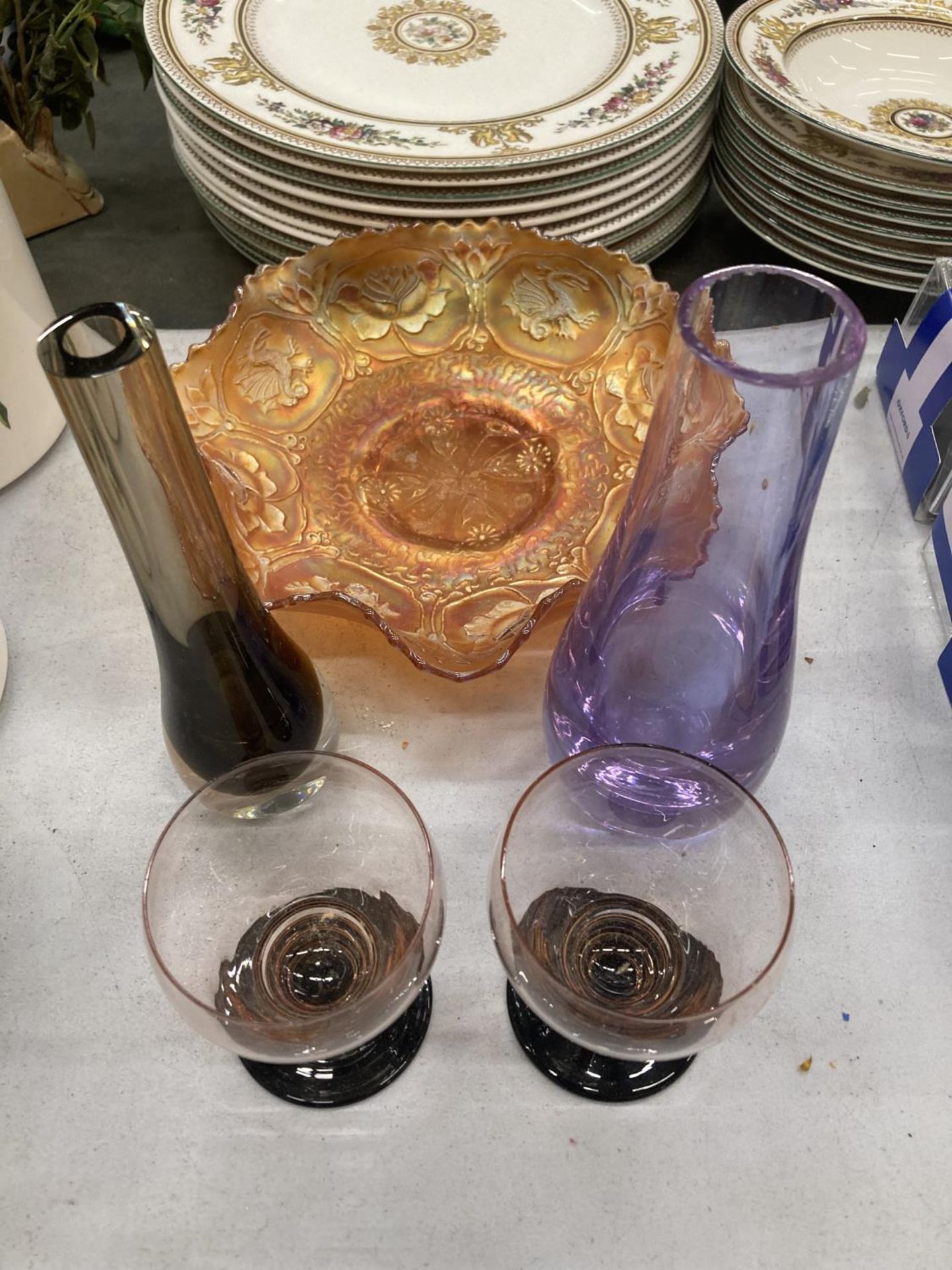 A QUANTITY OF GLASSWARE TO INCLUDE A CARNIVAL GLASS BOWL, VASES AND GLASSES