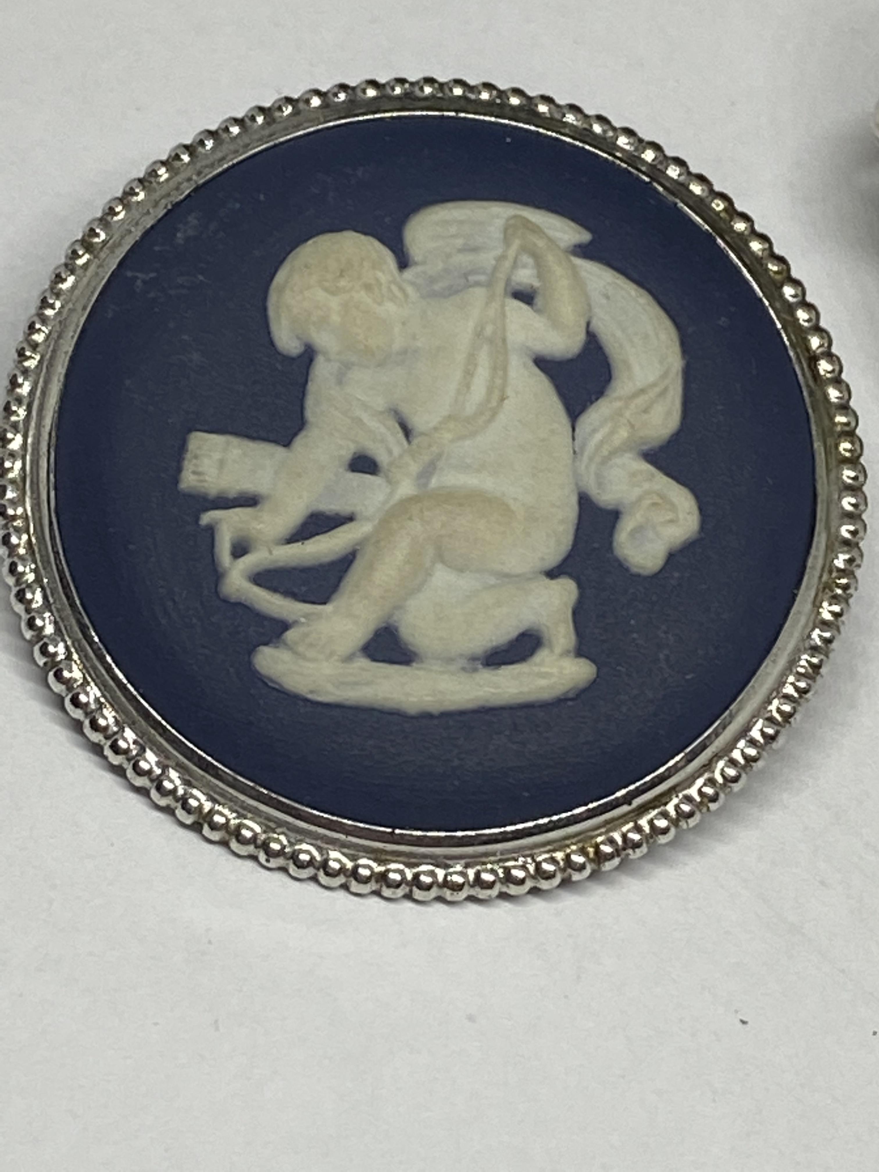 A JASPERWARE RING AND BROOCH - Image 2 of 3