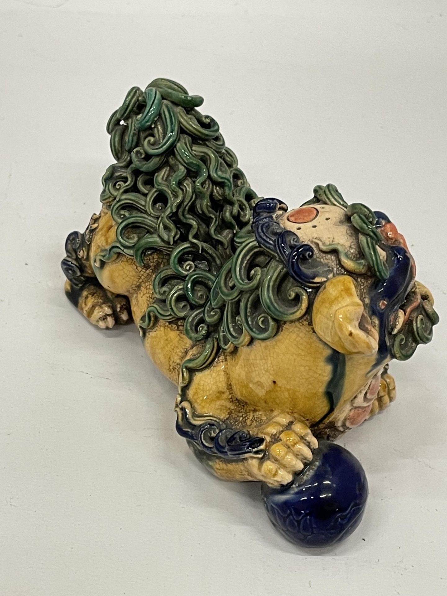 AN ORIENTAL FAMILLE JAUNE FOO DOG POTTERY MODEL, LENGTH 14CM - Image 2 of 5