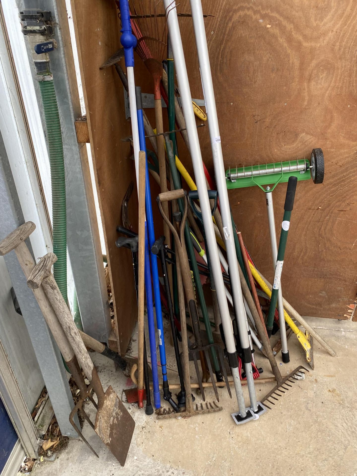 A LARGE ASSORTMENT OF GARDEN TOOLS TO INCLUDE SPADES, FORKS AND SHEARS ETC - Image 2 of 4