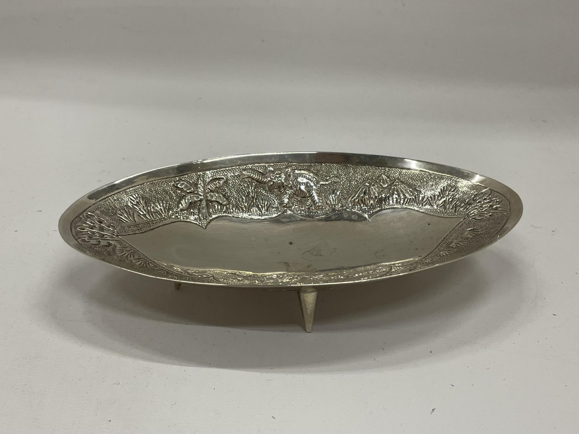 AN ABSTRACT STERLING SILVER OVAL DISH ON NEEDLE FEET, STAMPED TO REVERSE AND DATED CALCUTTA,