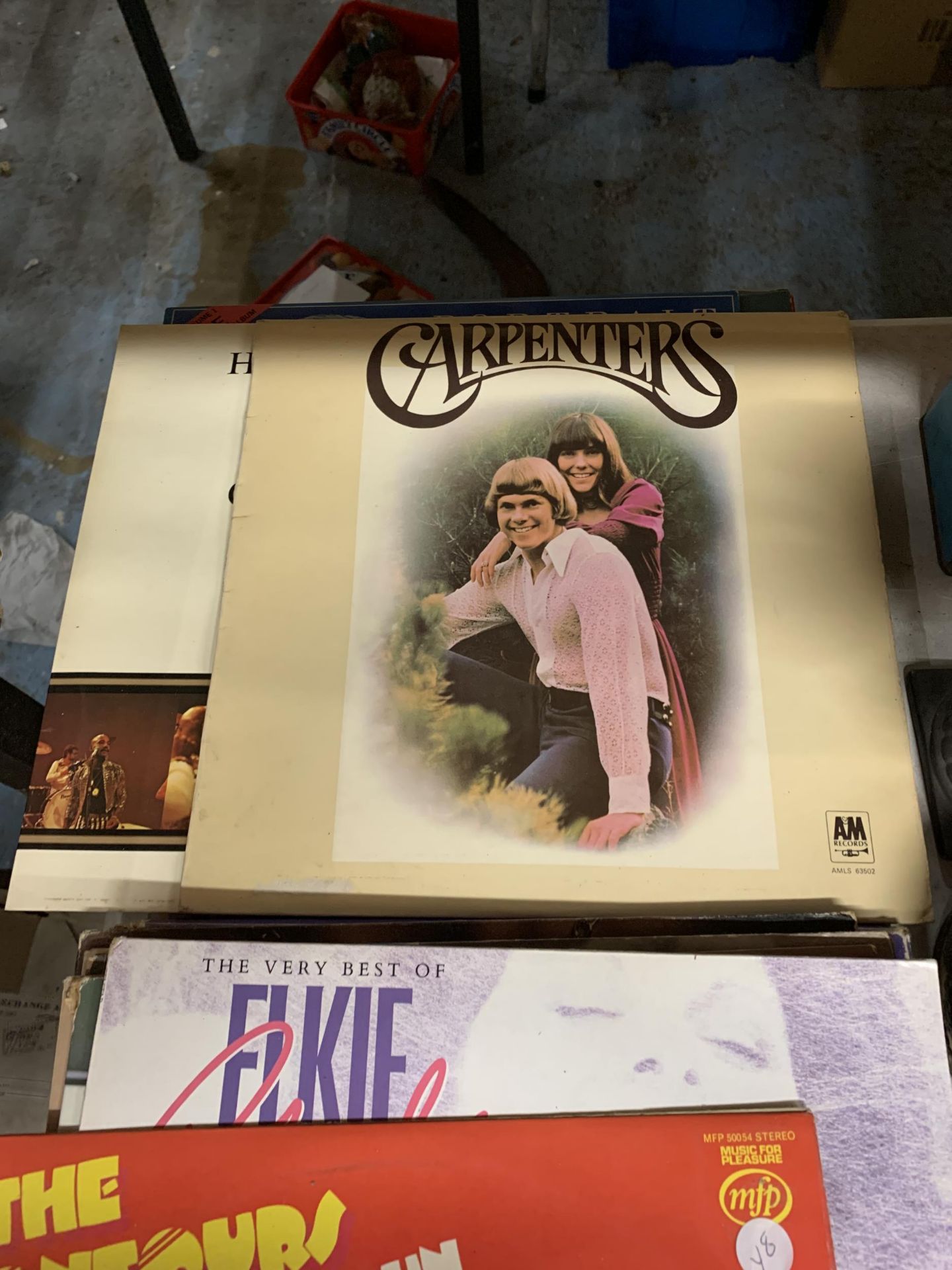 A QUANTITY OF VINTAGE 33RPM LP VINYL RECORDS TO INCLUDE THE CARPENTERS, HOT CHOCOLATE, SIMON AND - Image 2 of 3
