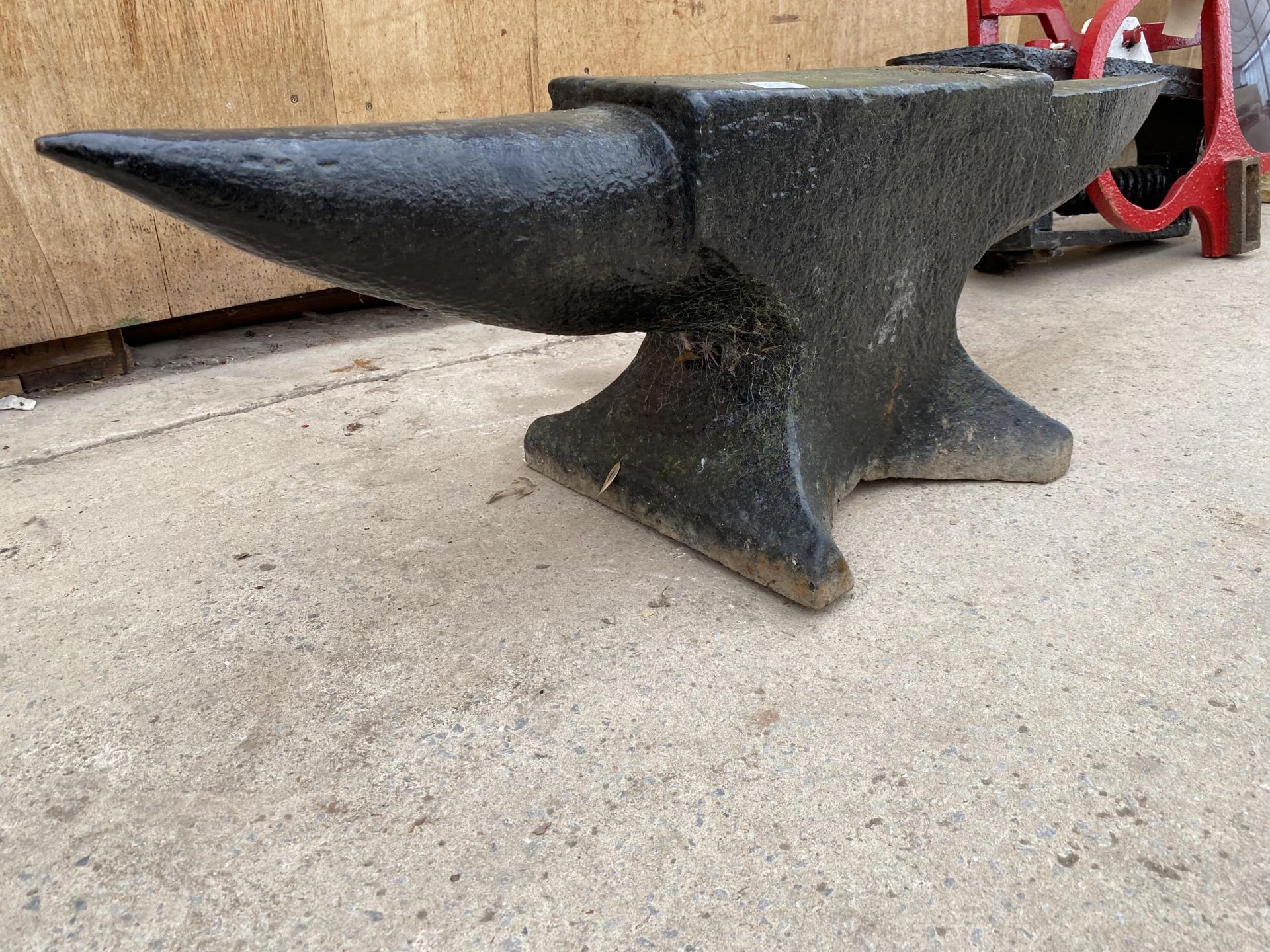 A VINTAGE CAST IRON BLACKSMITHS ANVIL (L:40" H:12") - Image 3 of 6