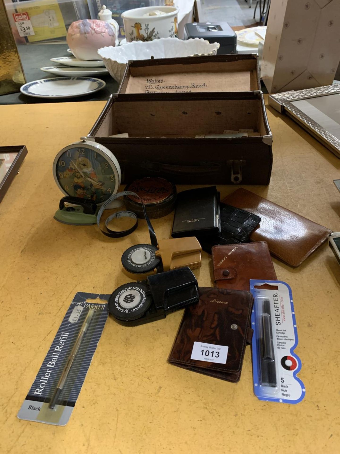 A MIXED LOT TO INCLUDE A NODDY CLOCK, LEATHER CASE, LEATHER WALLETS, CALCULATER, PENS, ETC