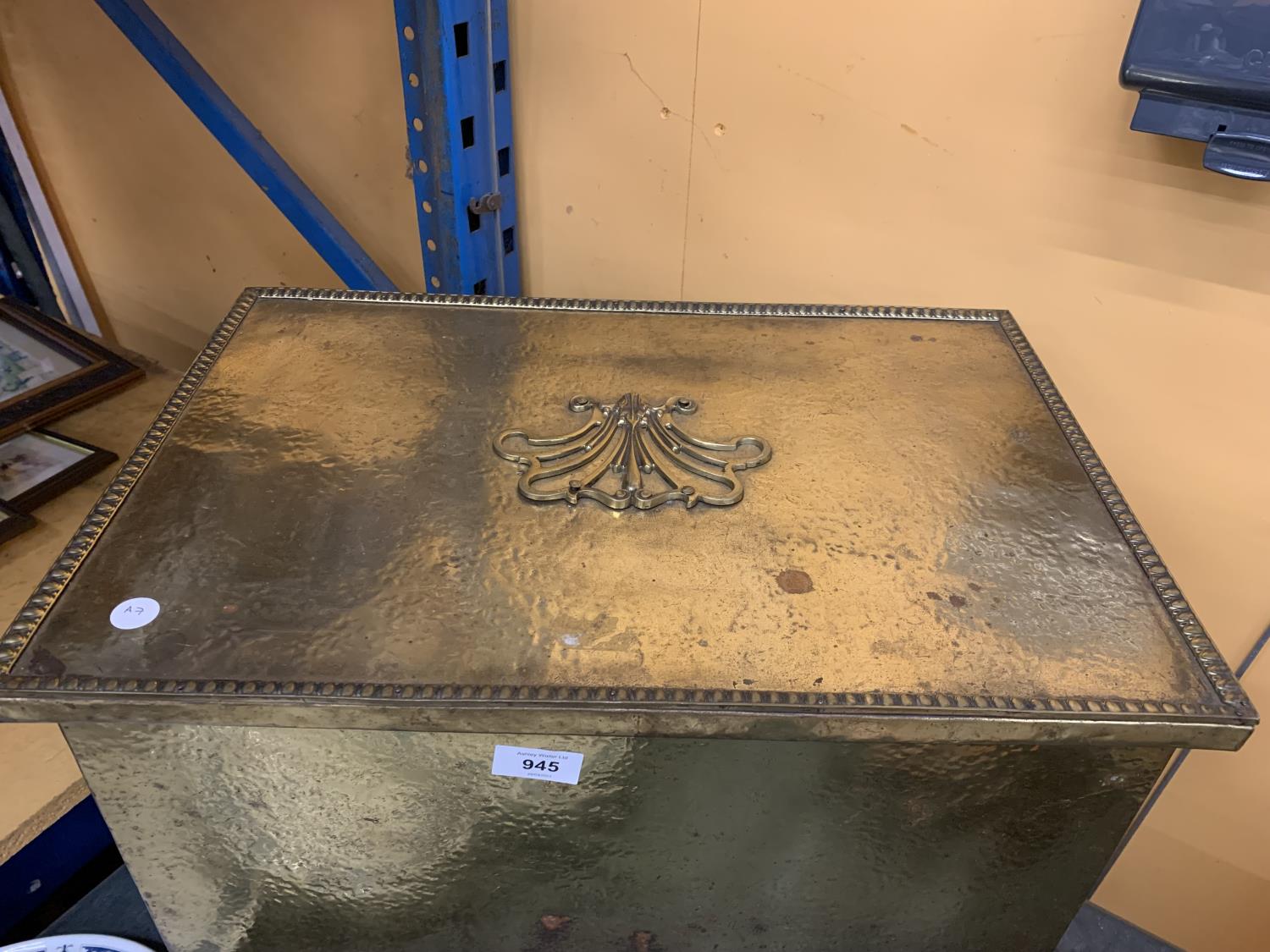 A LARGE HEAVY BEATEN BRASS COAL BOX WITH FLEUR-DE-LYS STYLE DECORATION TO THE TOP AND SIDE - Image 2 of 2