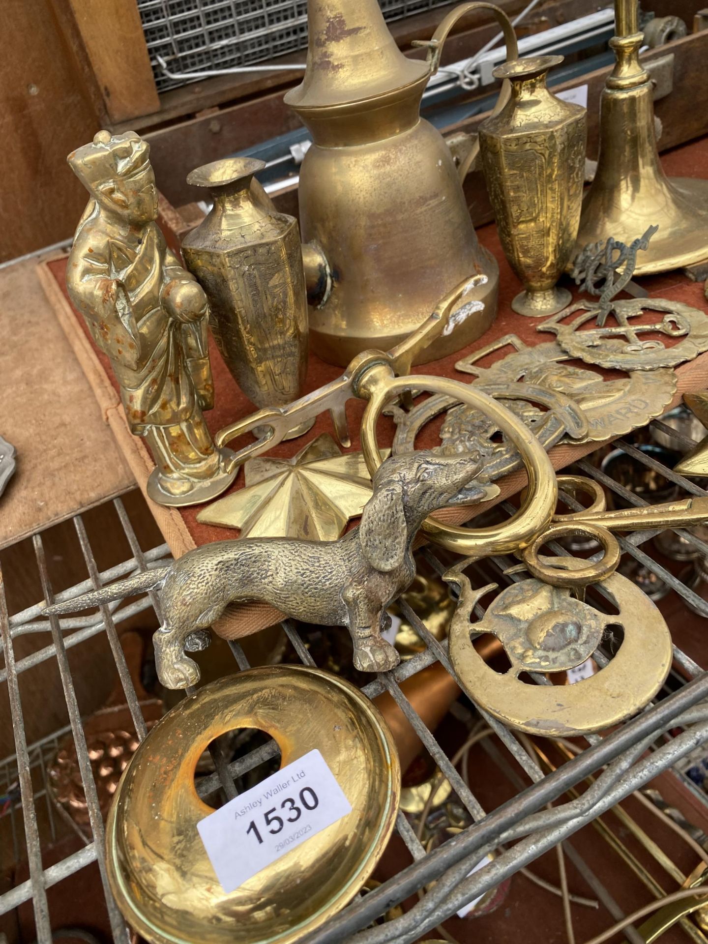 AN ASSORTMENT OF BRASS ITEMS TO INCLUDE VASES, A COFFEE POT AND HORSE BRASSES ETC - Image 2 of 3