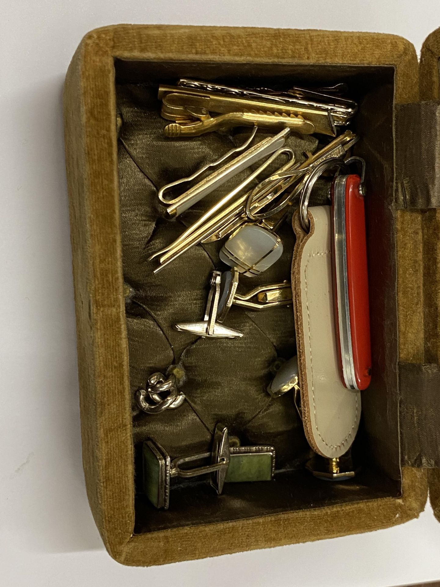 A BOX OF VINTAGE CUFFLINKS AND TIE CLIPS - Image 2 of 4
