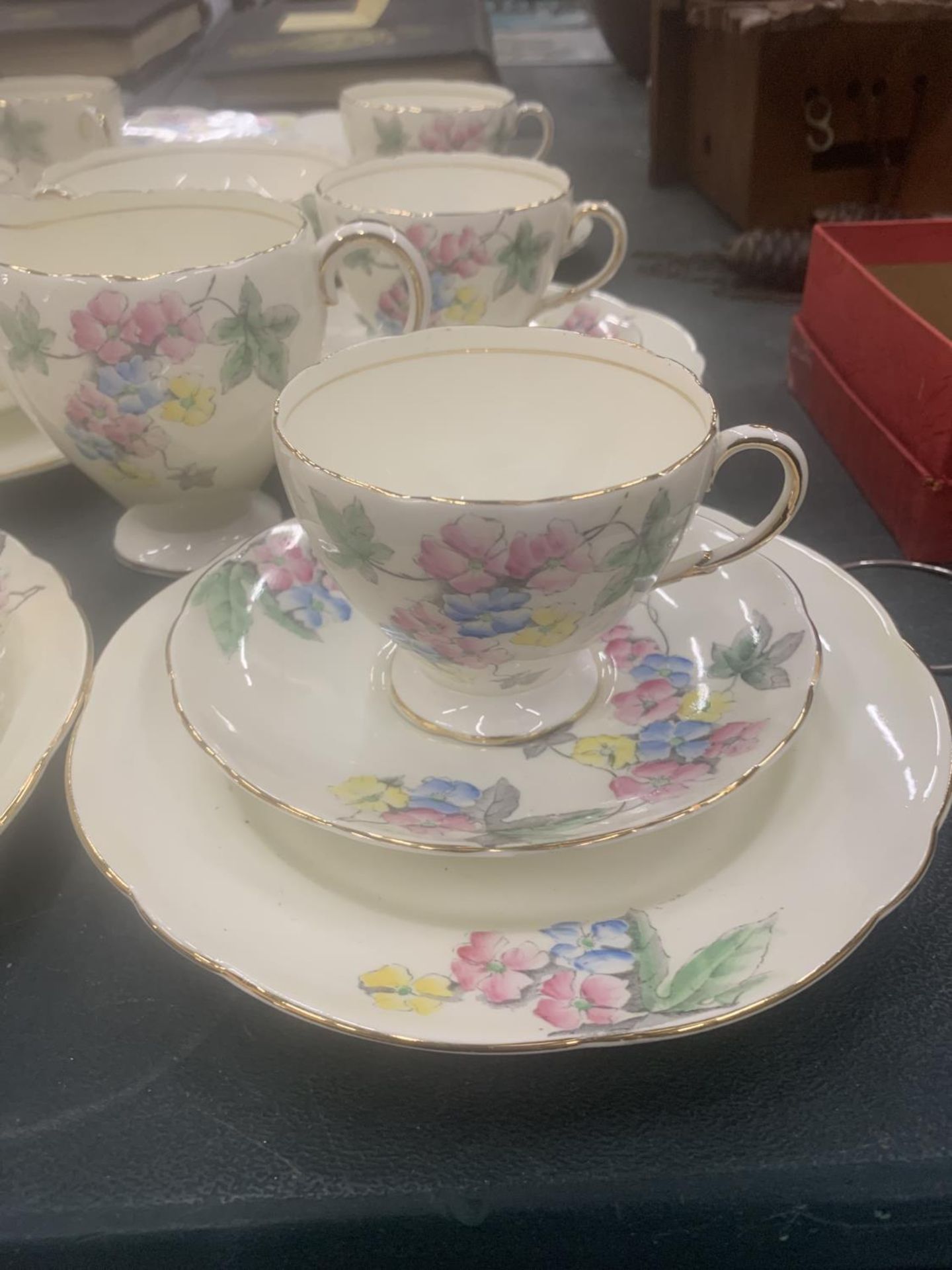 A VINTAGE FOLEY CHINA TEASET TO INCLUDE A CAKE PLATE, CUPS, SAUCERS, SIDE PLATES, A CREAM JUG AND - Image 3 of 7