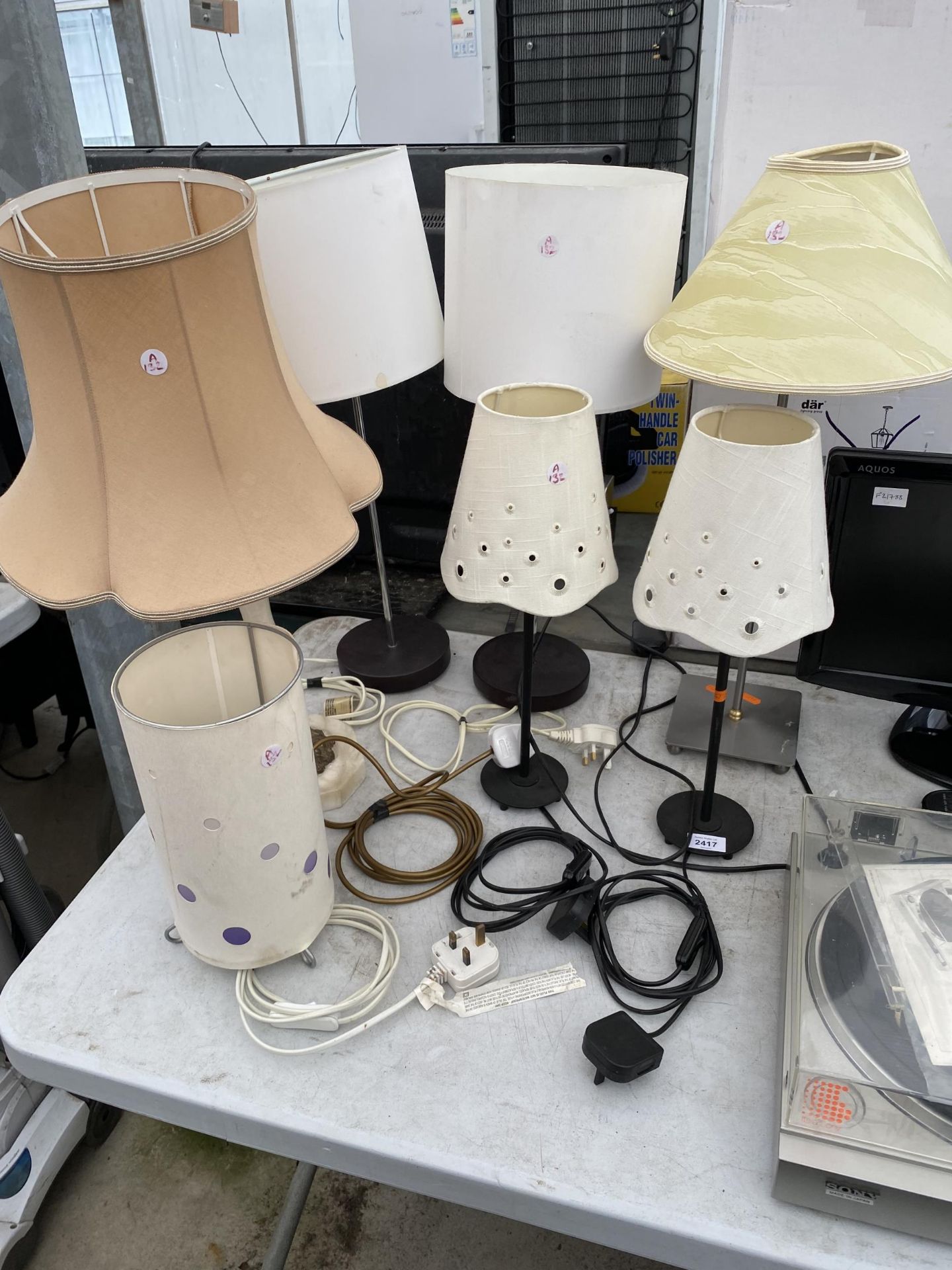 AN ASSORTMENT OF TABLE LAMPS