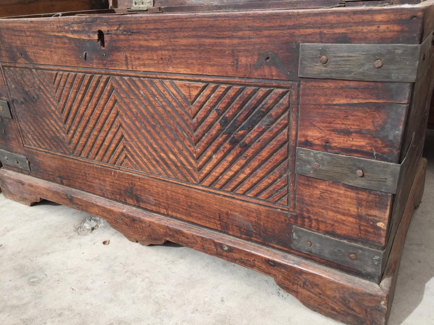 AN INDIAN HARDWOOD DOWRY CHEST WITH METAL STRAPS, 25" WIDE - Image 4 of 5