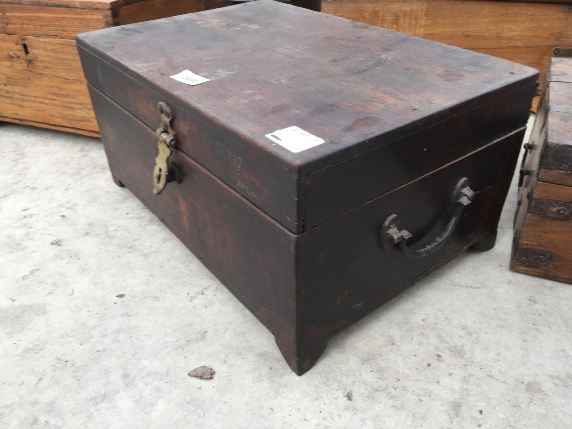 AN INDIAN HARDWOOD BOX WITH CAST IRON HANDLE, 18" WIDE - Image 2 of 3