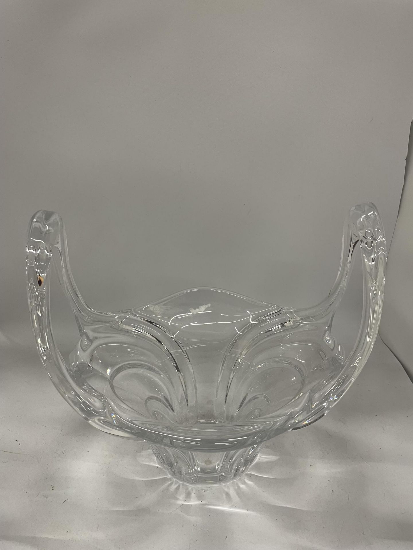 A HEAVY CLEAR ART GLASS TWIN HANDLED BOWL