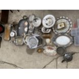 A LARGE ASSORTMENT OF METAL WARE ITEMS TO INCLUDE TRAYS, TEAPOT AND DISHES ETC