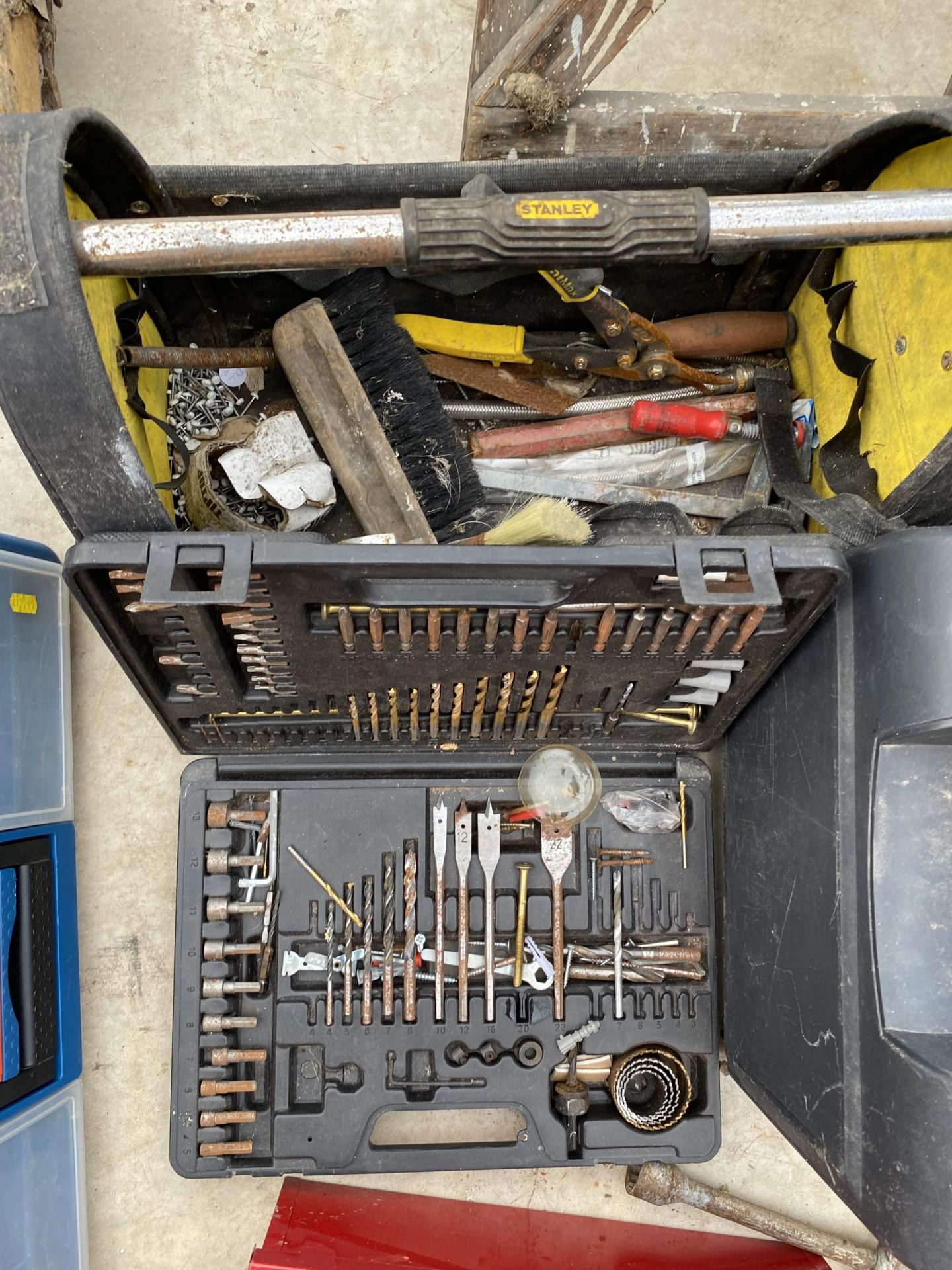 AN ASSORTMENT OF ITEMS TO INCLUDE TOOL BOXES AND A DRILL BIT SET ETC - Image 2 of 4