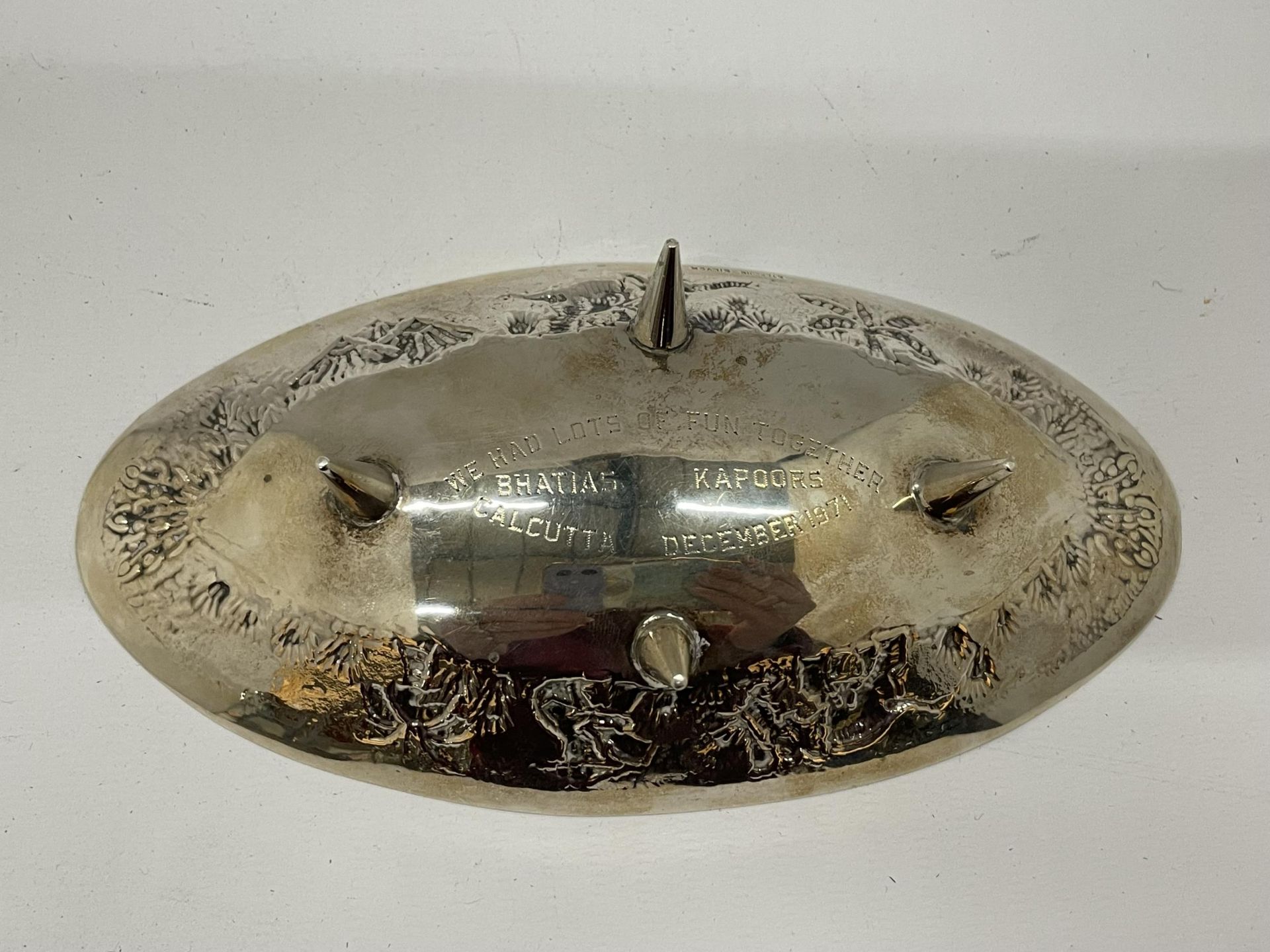 AN ABSTRACT STERLING SILVER OVAL DISH ON NEEDLE FEET, STAMPED TO REVERSE AND DATED CALCUTTA, - Image 3 of 4