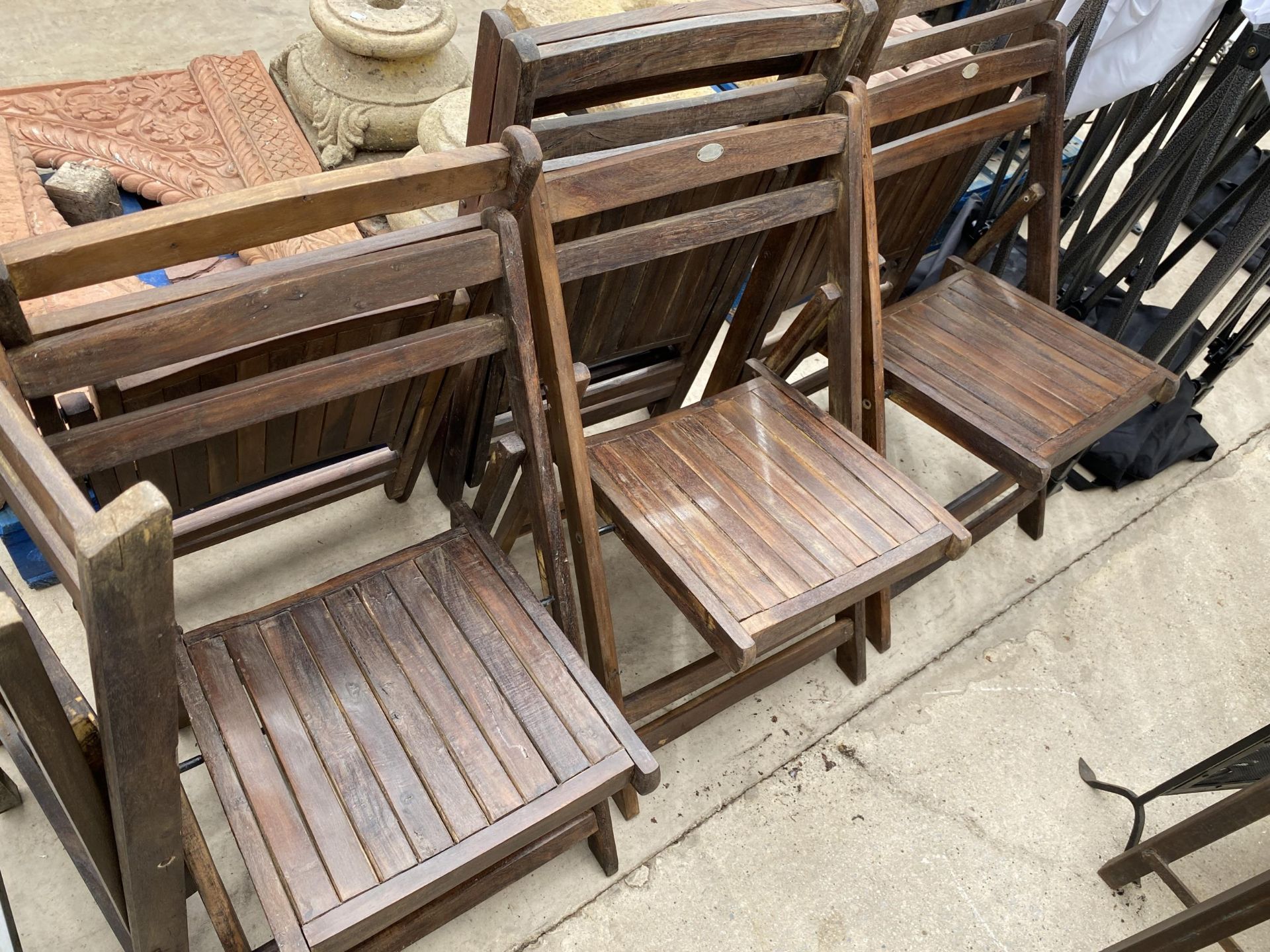 A BOXED AS NEW SET OF FIVE VINTAGE WOODEN FOLDING GARDEN CHAIRS (IMAGE SHOWS UNBOXED EXAMPLES)