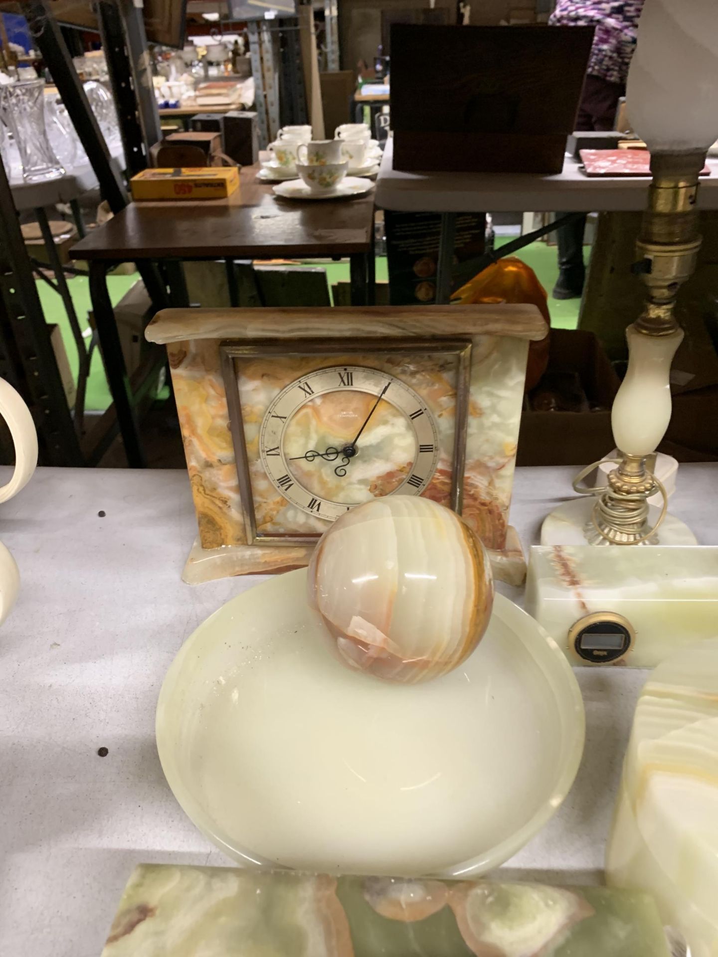 A QUANTITY OF ONYX ITEMS TO INCLUDE BOXES, A MANTLE CLOCK, TABLE LAMP, BOWLS, ETC - Image 2 of 4