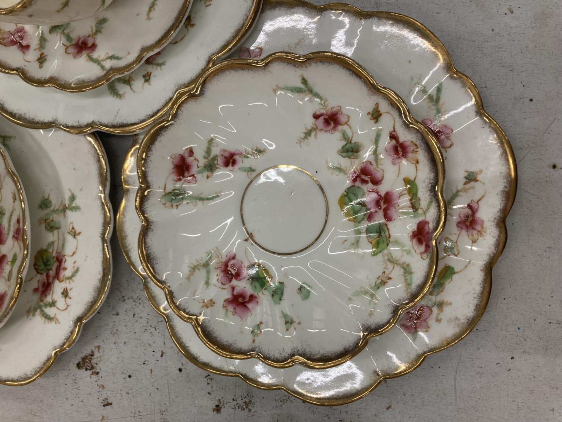 AN ANTIQUE DIAMOND CHINA TEASET TO INCLUDE A LARGE NUMBER OF TRIOS, TWO CAKE PLATES, A CREAM JUG AND - Image 2 of 6