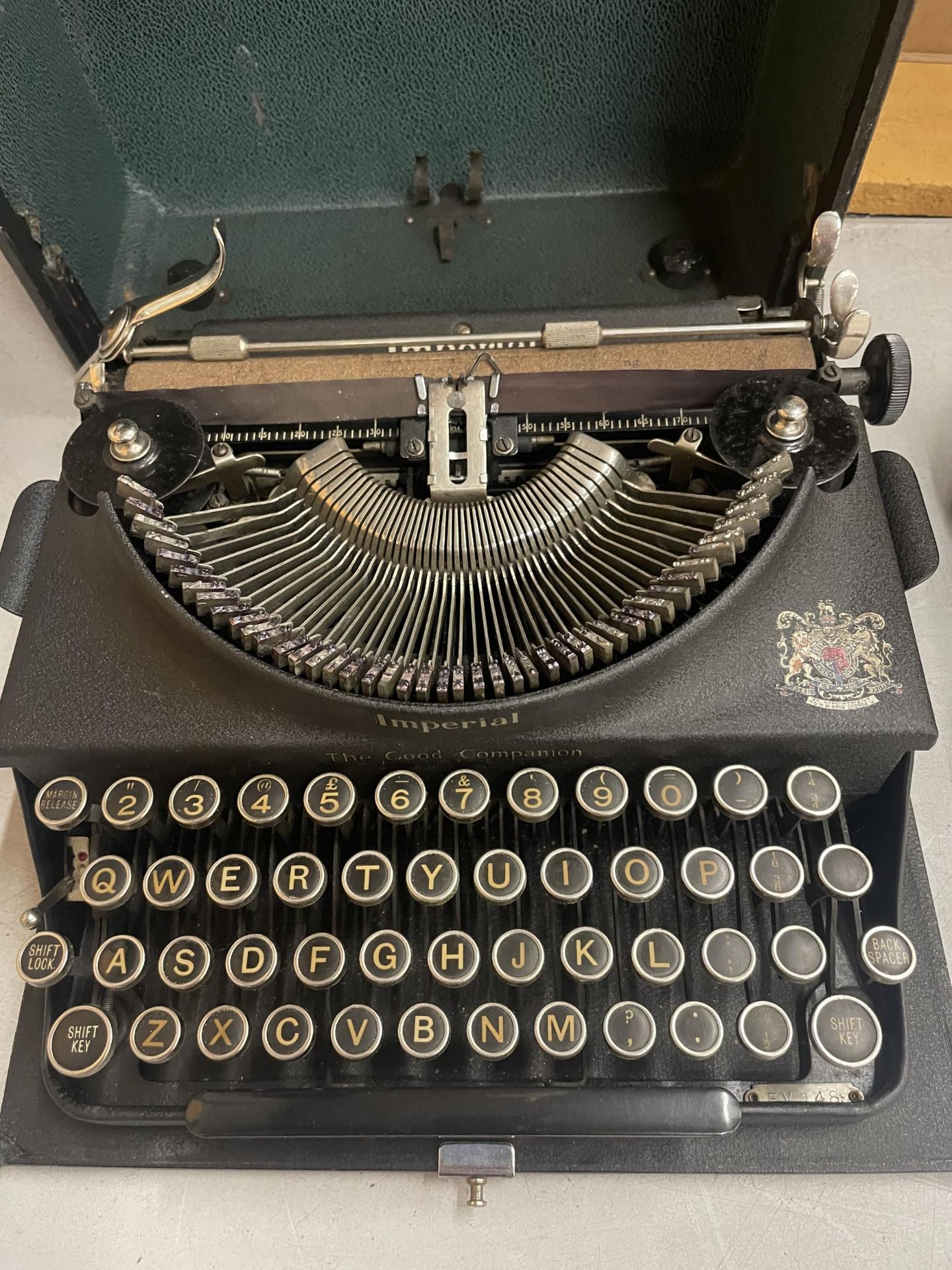 A VINTAGE CASED IMPERIAL THE GRAND COMPANION TYPEWRITER - Image 2 of 5