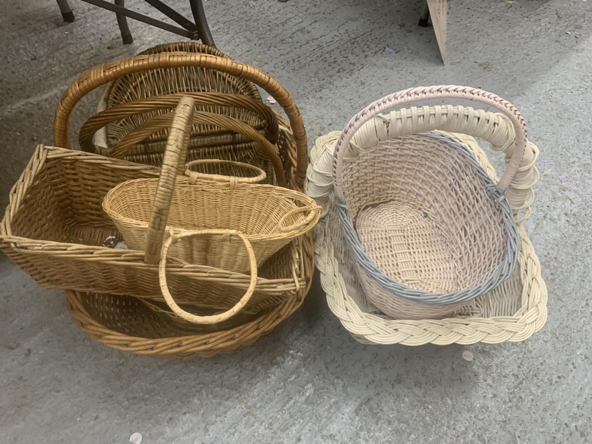 A QUANTITY OF WICKER BASKETS TO INCLUDE SHOPPING BASKETS - 7 IN TOTAL