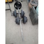 A PAIR OF DUMB BELL WEIGHTS AND A CHROME WEIGHTLIFTING BAR