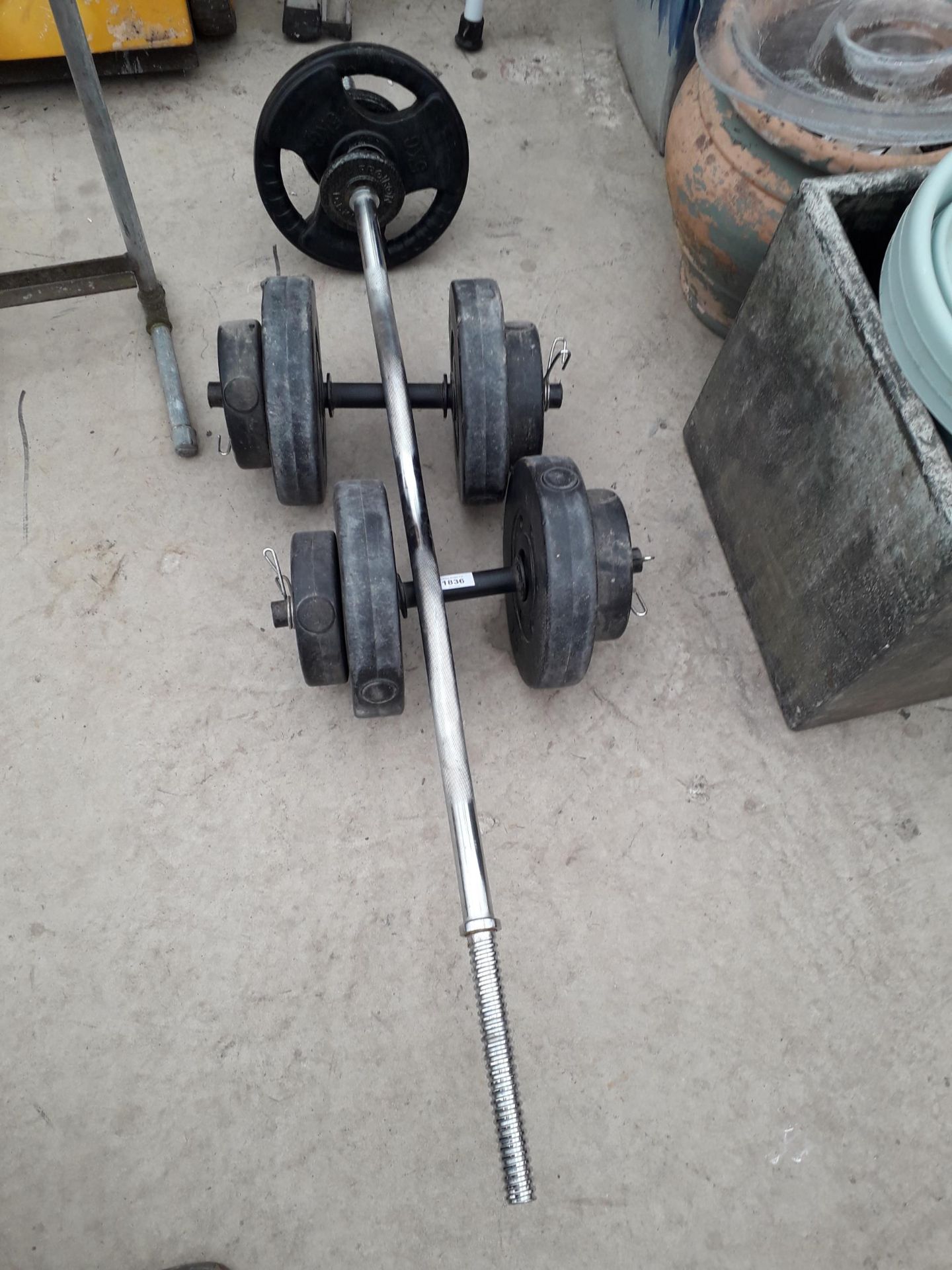 A PAIR OF DUMB BELL WEIGHTS AND A CHROME WEIGHTLIFTING BAR
