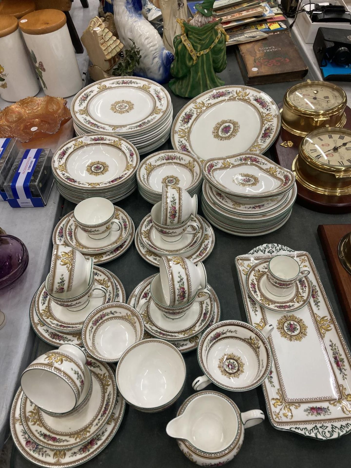 A LARGE QUANTITY OF WEDGWOOD 'COLUMBIA' DINNERWARE TO INCLUDE VARIOUS SIZES OF PLATES, BOWLS,